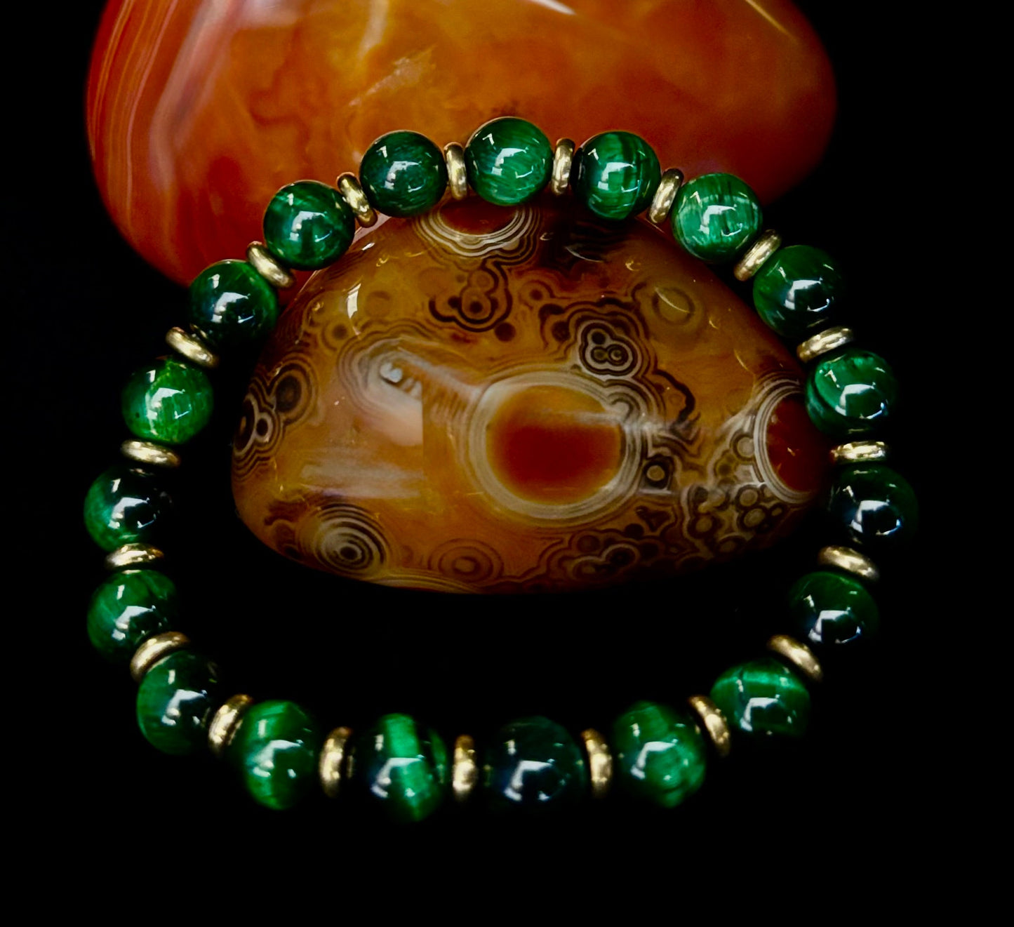 Pulsera de ojo de tigre verde para la riqueza y la confianza – Cuentas de 8 mm con detalles dorados (muñecas medianas)