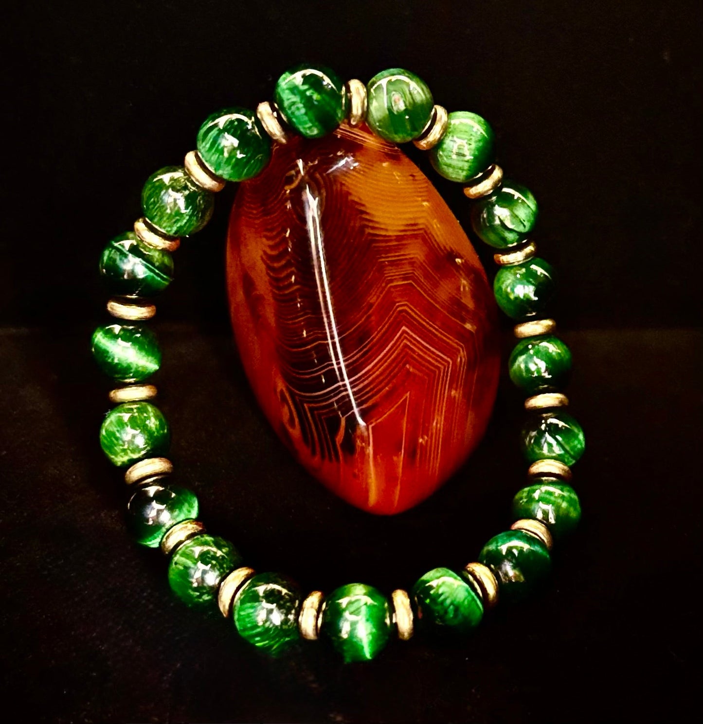 Pulsera de ojo de tigre verde para la riqueza y la confianza – Cuentas de 8 mm con detalles dorados (muñecas medianas)