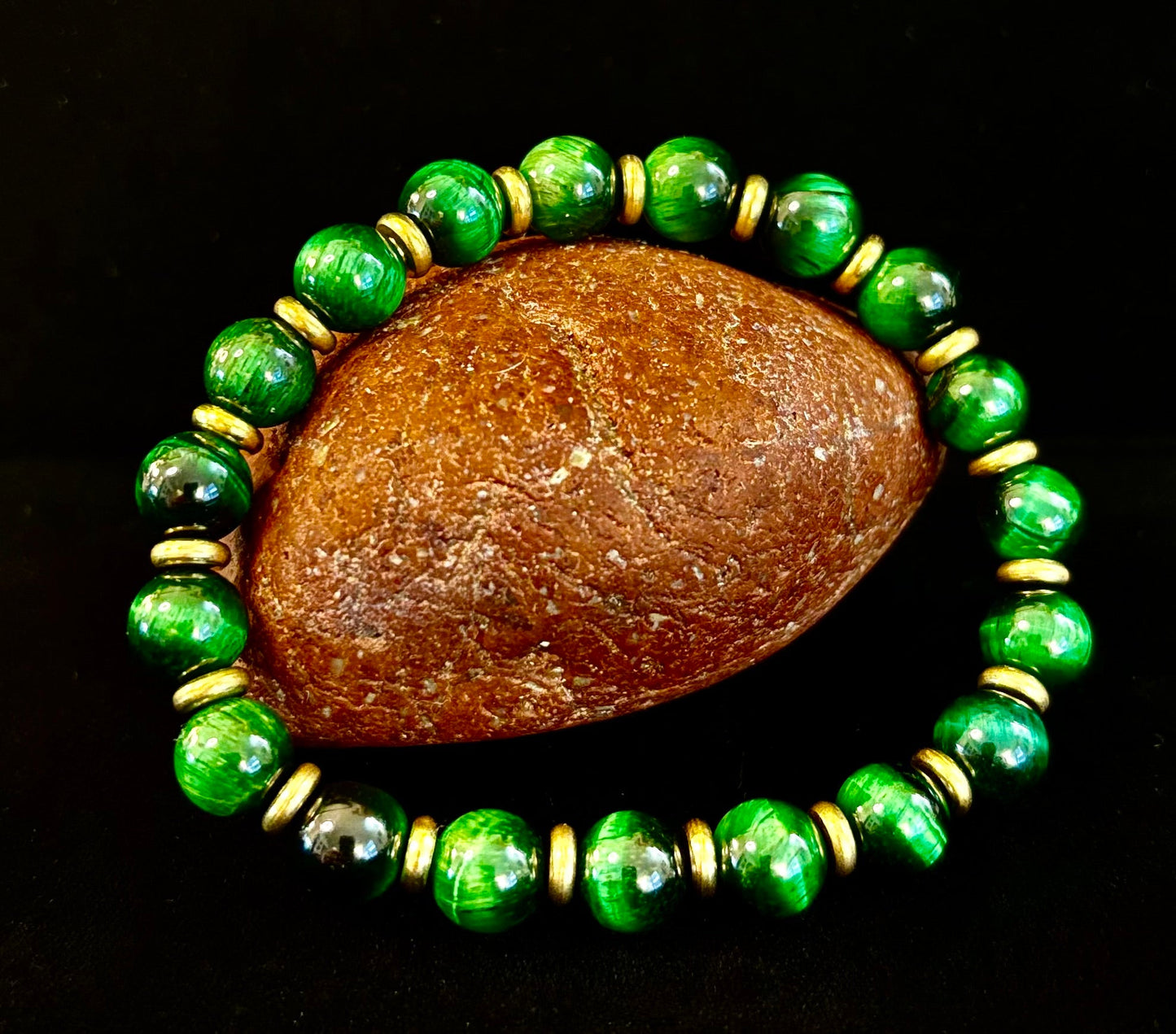 Pulsera de ojo de tigre verde para la riqueza y la confianza – Cuentas de 8 mm con detalles dorados (muñecas medianas)