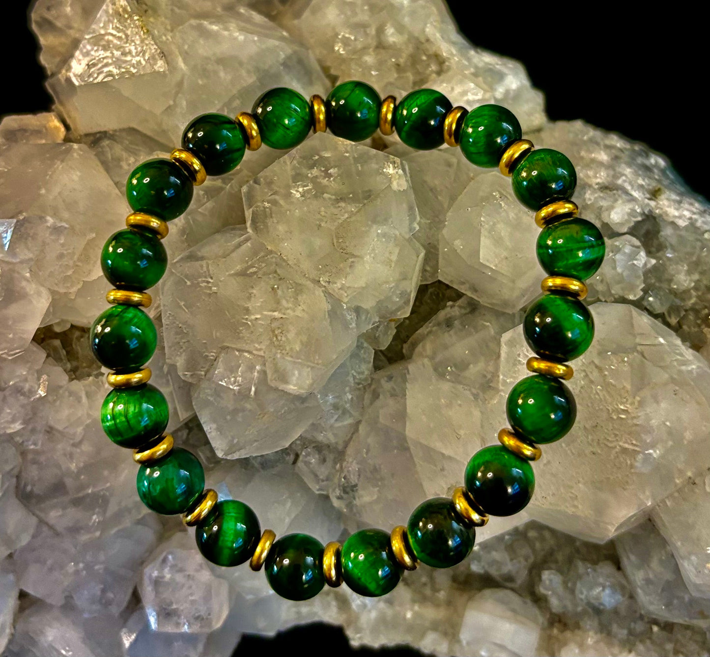 Pulsera de ojo de tigre verde para la riqueza y la confianza – Cuentas de 8 mm con detalles dorados (muñecas medianas)