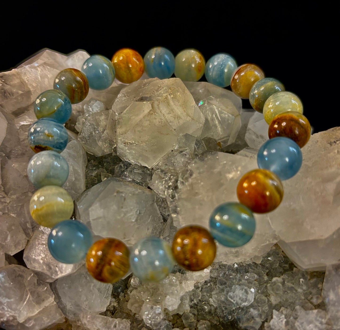 Pulsera de calcita lemuriana de Aquatine - Cuentas de 8 mm y 10 mm (muñecas medianas)