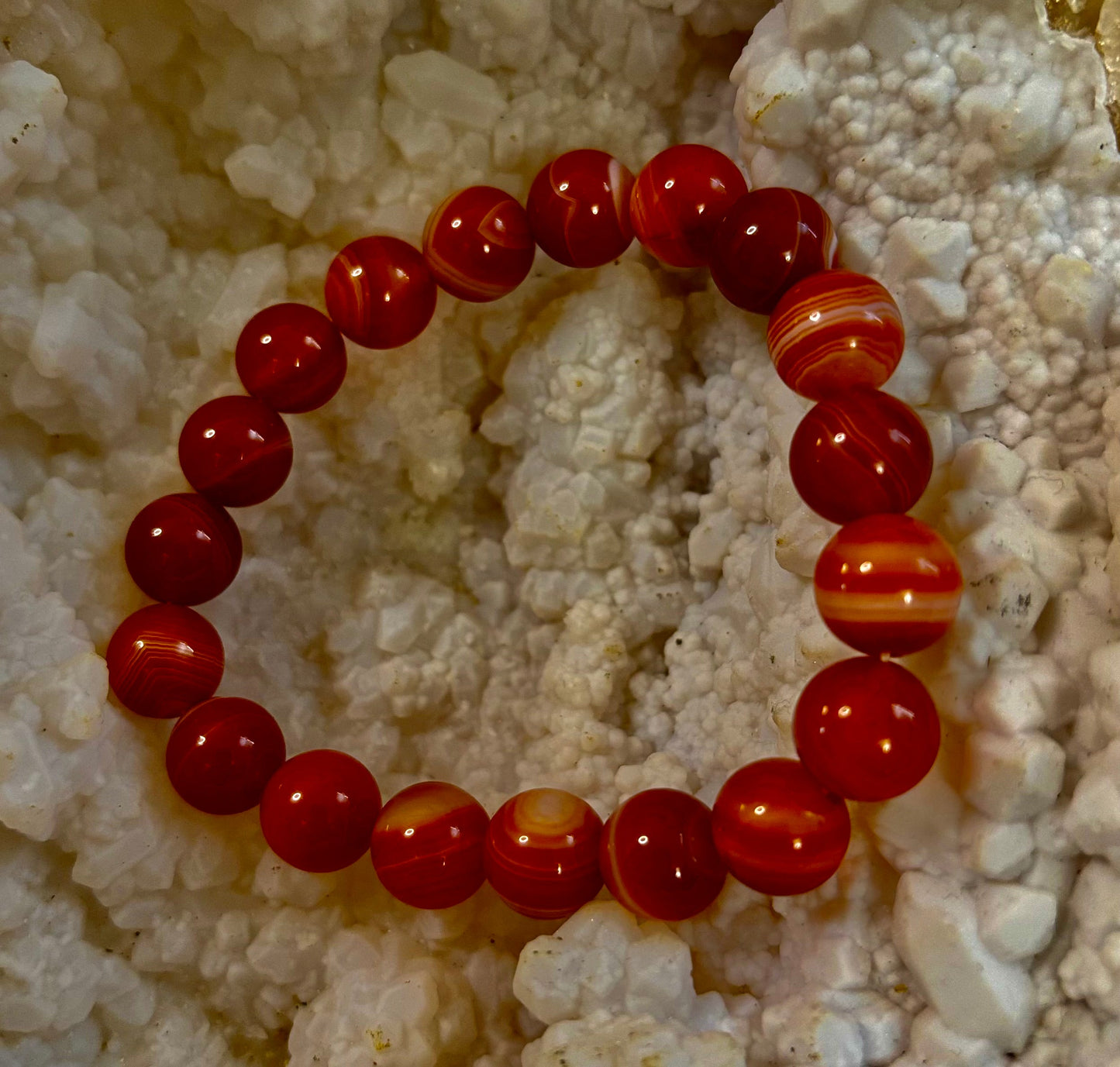 Pulsera de ágata rayada roja (sardónice) infundida con Reiki para fuerza y confianza (muñeca mediana)