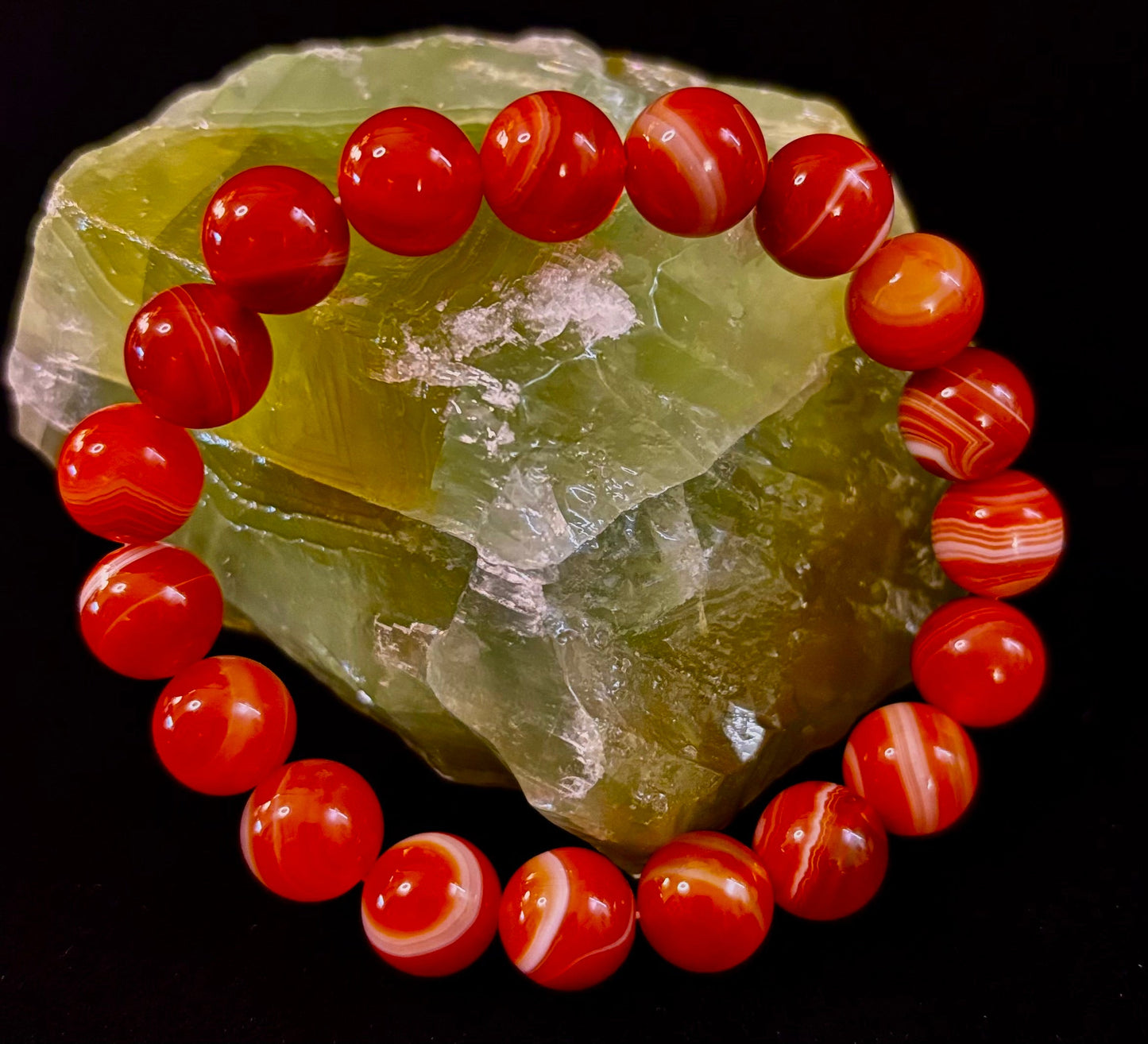 Pulsera de ágata rayada roja (sardónice) infundida con Reiki para fuerza y confianza (muñeca mediana)