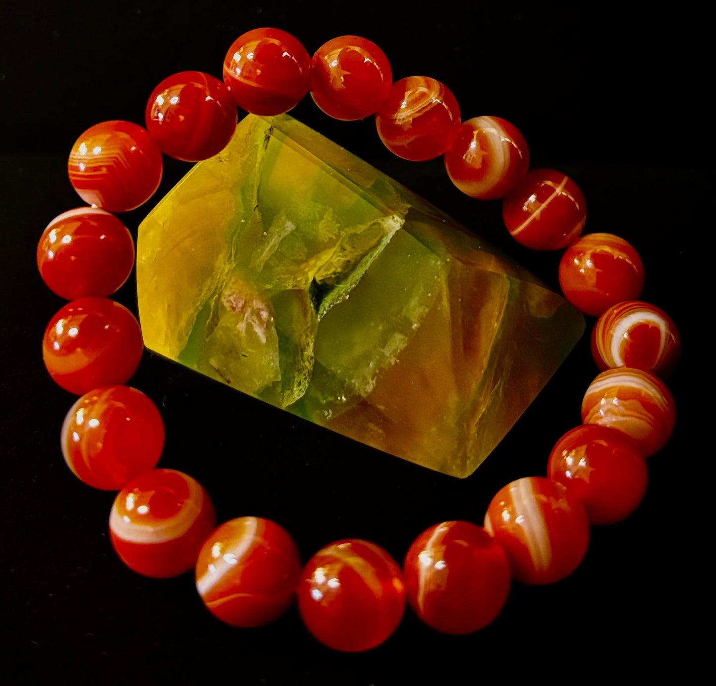 Pulsera de ágata rayada roja (sardónice) infundida con Reiki para fuerza y confianza (muñeca mediana)