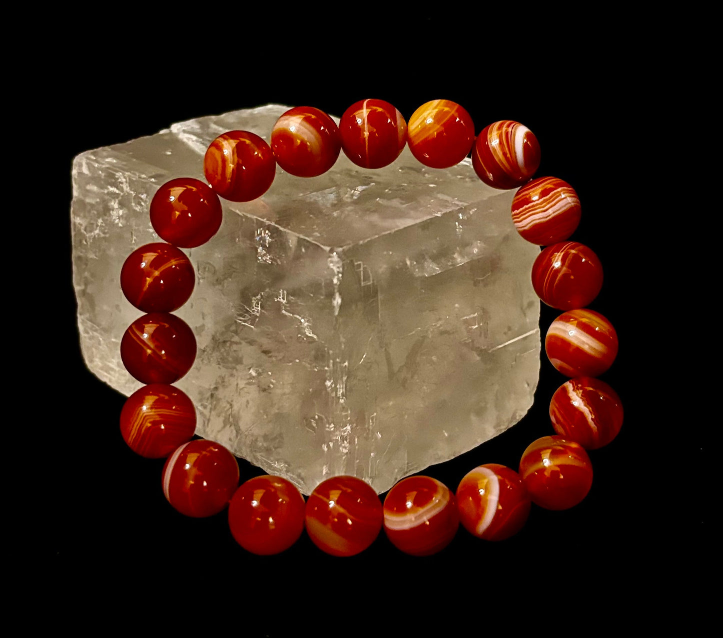 Pulsera de ágata rayada roja (sardónice) infundida con Reiki para fuerza y confianza (muñeca mediana)