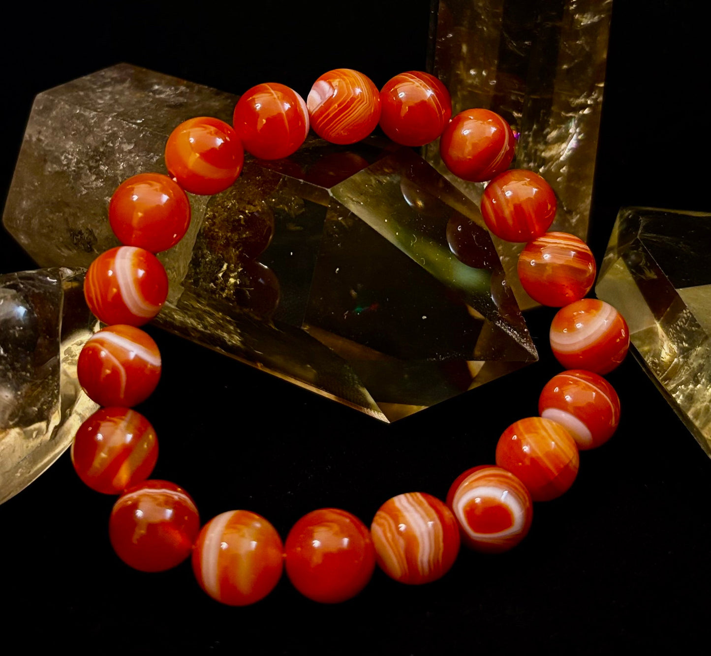 Pulsera de ágata rayada roja (sardónice) infundida con Reiki para fuerza y confianza (muñeca mediana)