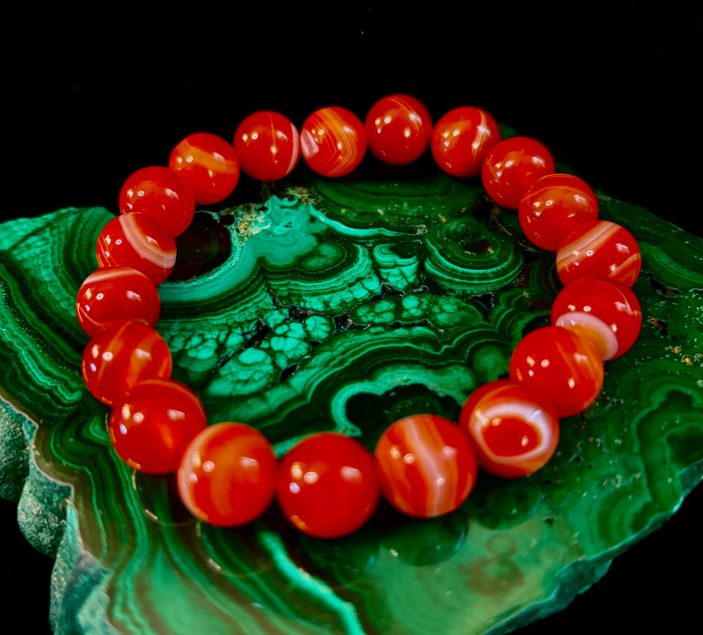 Pulsera de ágata rayada roja (sardónice) infundida con Reiki para fuerza y confianza (muñeca mediana)