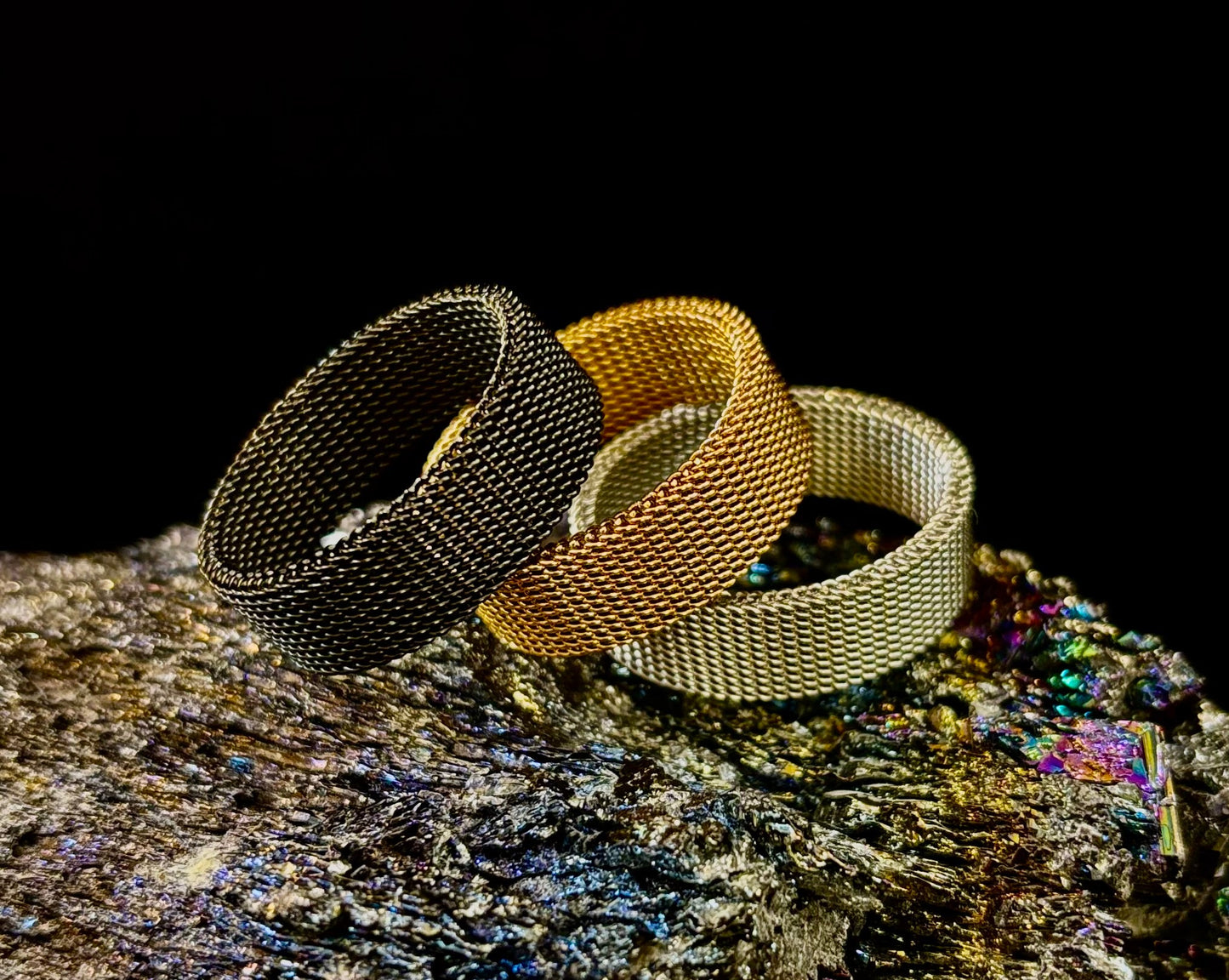 Anillo de malla de acero inoxidable unisex – Banda flexible y moderna en tonos negro, oro rosa y plata