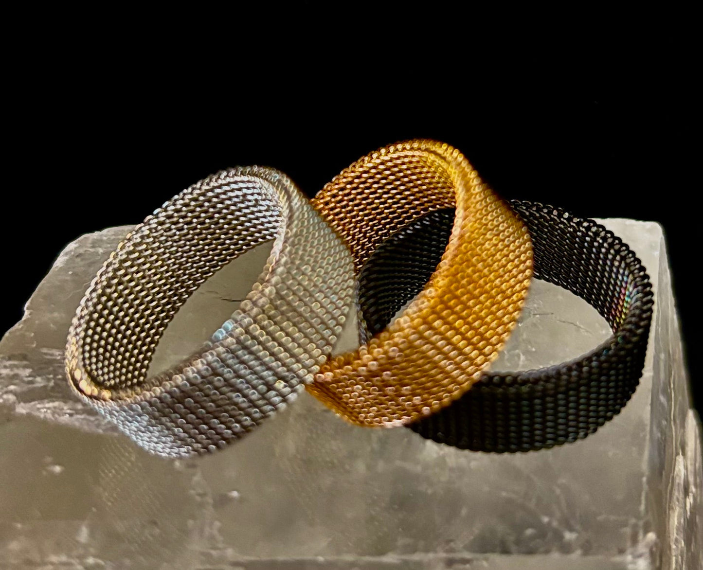 Anillo de malla de acero inoxidable unisex – Banda flexible y moderna en tonos negro, oro rosa y plata