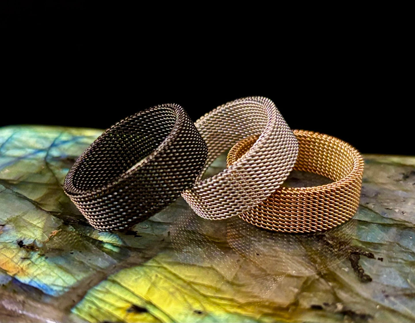 Anillo de malla de acero inoxidable unisex – Banda flexible y moderna en tonos negro, oro rosa y plata
