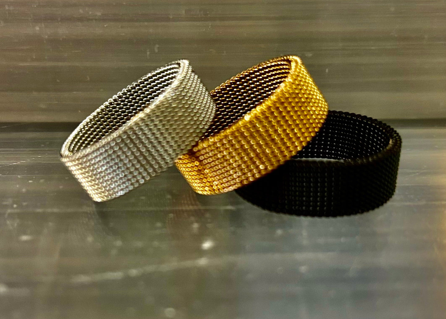 Anillo de malla de acero inoxidable unisex – Banda flexible y moderna en tonos negro, oro rosa y plata