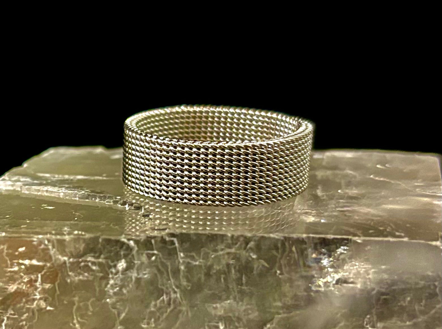 Anillo de malla de acero inoxidable unisex – Banda flexible y moderna en tonos negro, oro rosa y plata
