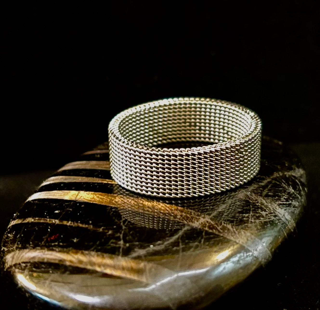 Anillo de malla de acero inoxidable unisex – Banda flexible y moderna en tonos negro, oro rosa y plata
