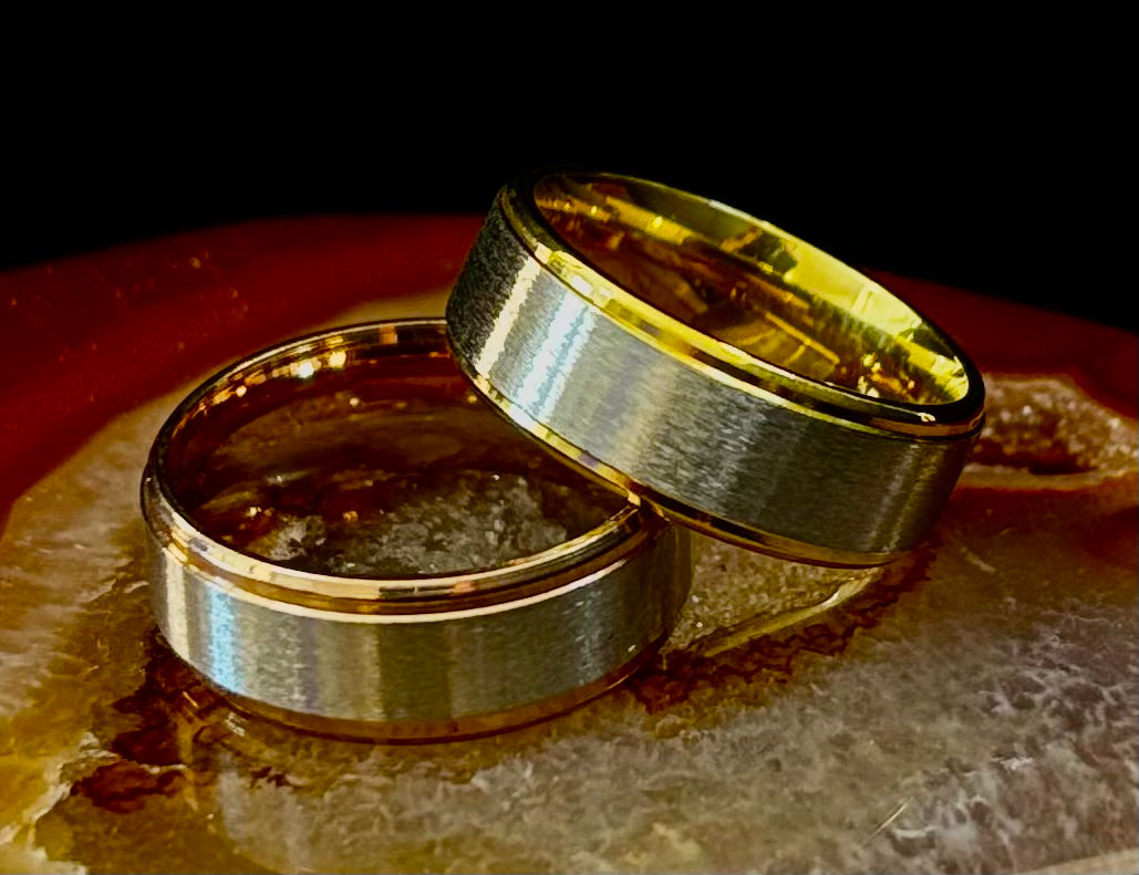 Anillo de banda de acero inoxidable y titanio – Acabado cepillado en tono dorado o rosa