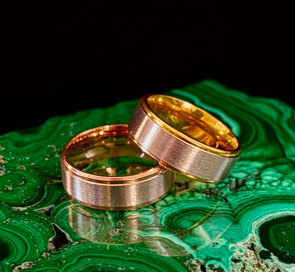 Anillo de banda de acero inoxidable y titanio – Acabado cepillado en tono dorado o rosa