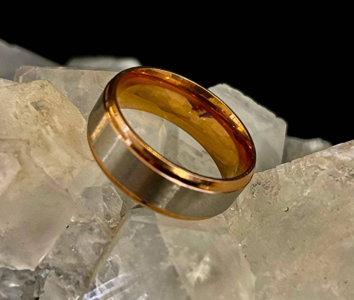 Anillo de banda de acero inoxidable y titanio – Acabado cepillado en tono dorado o rosa