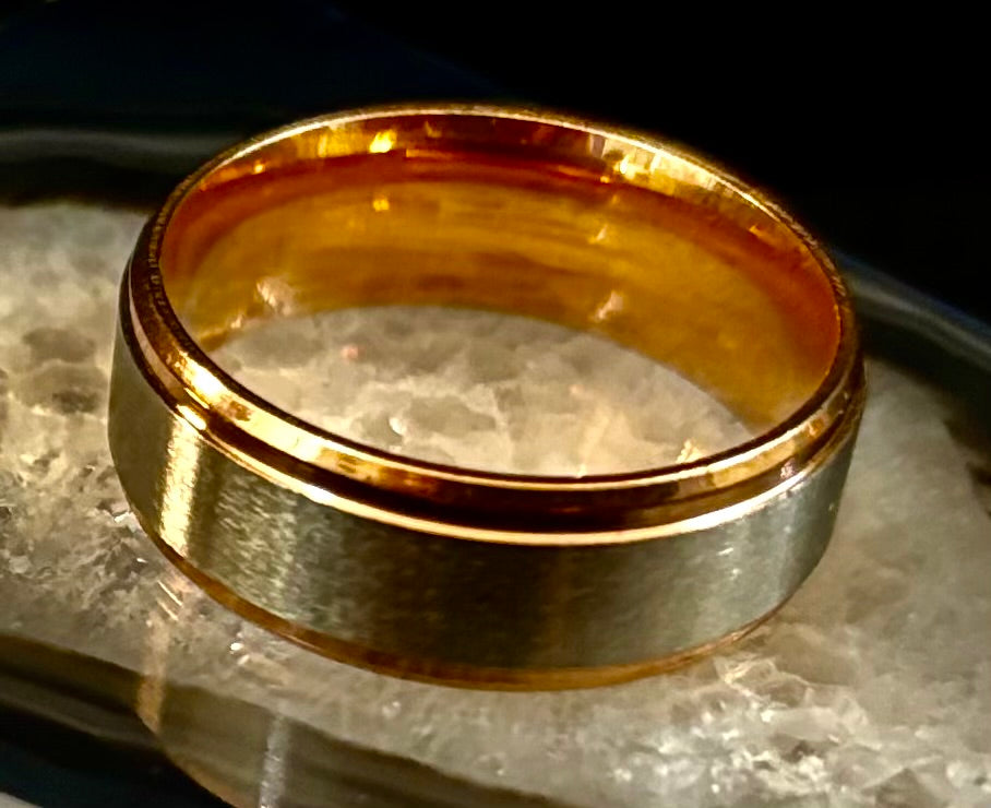Anillo de banda de acero inoxidable y titanio – Acabado cepillado en tono dorado o rosa