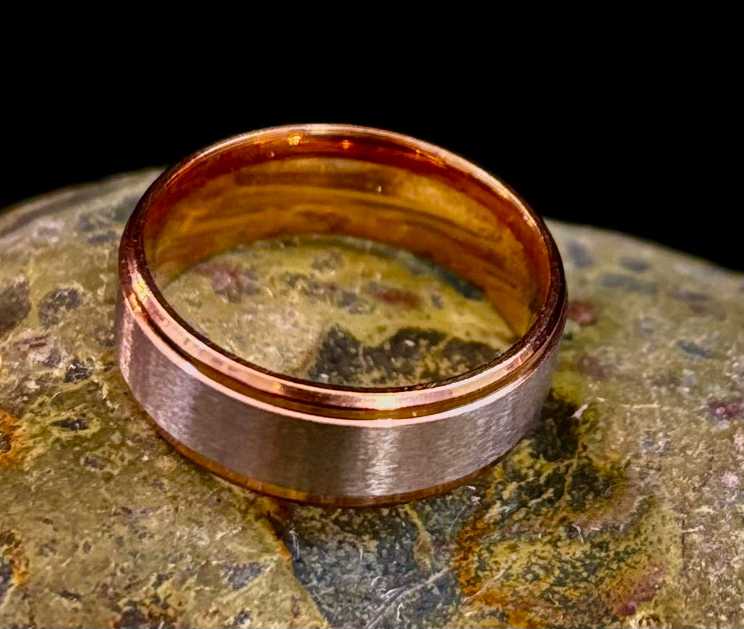 Anillo de banda de acero inoxidable y titanio – Acabado cepillado en tono dorado o rosa