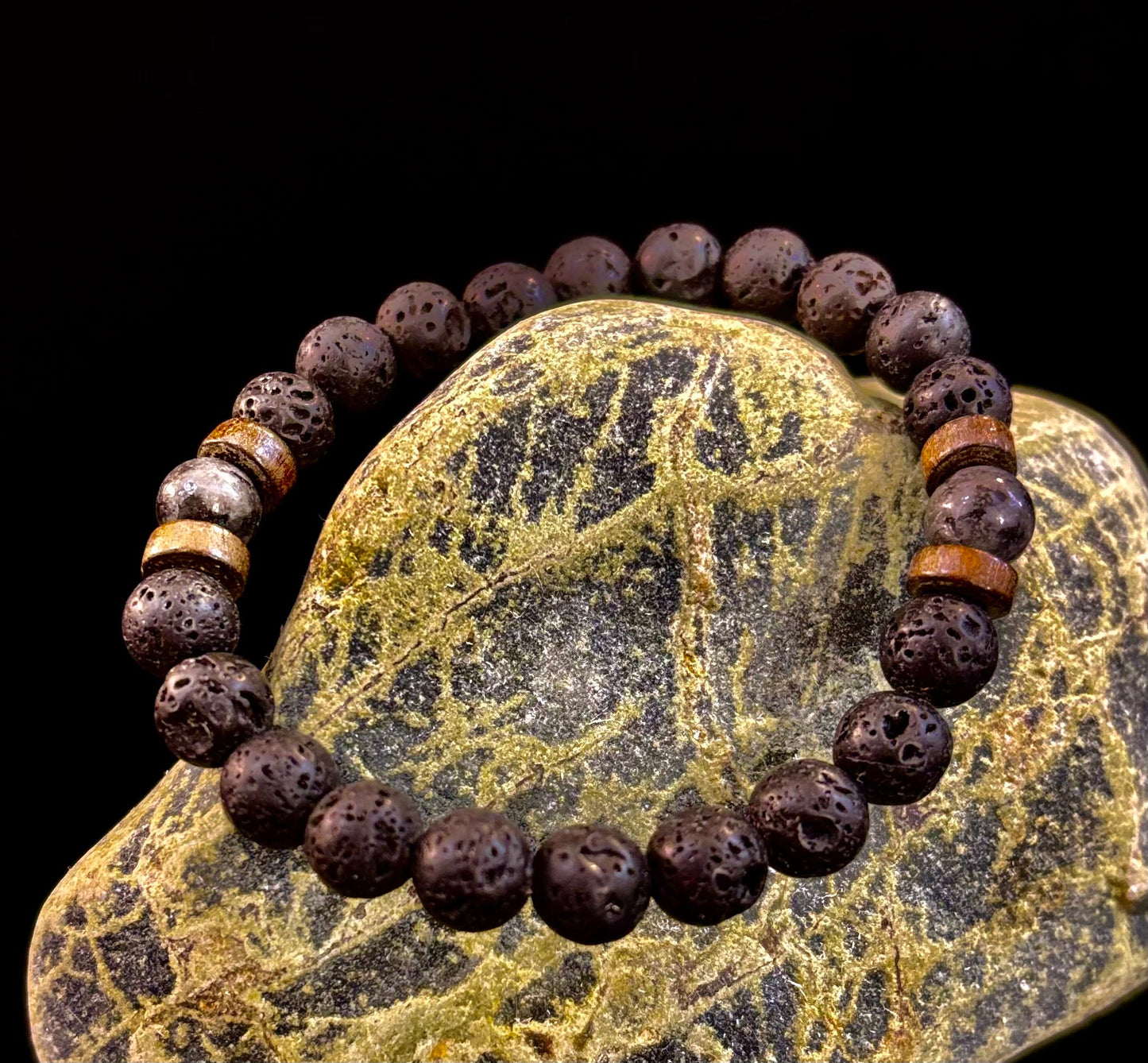 Pulsera de roca de lava y piedra negra para hombre – Piedras decorativas naturales azules, grises o marrones | Muñeca mediana-grande