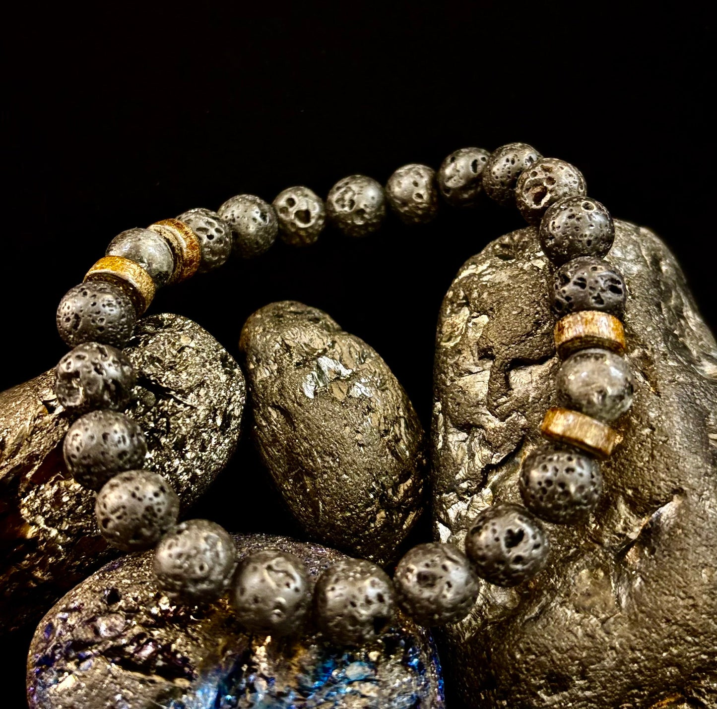Pulsera de roca de lava y piedra negra para hombre – Piedras decorativas naturales azules, grises o marrones | Muñeca mediana-grande