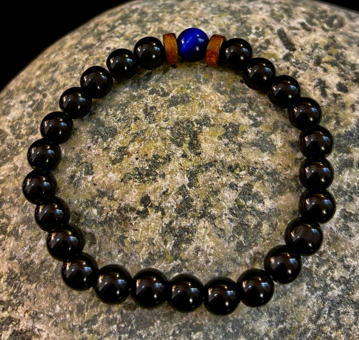 Pulsera de roca de lava y piedra negra para hombre – Piedras decorativas naturales azules, grises o marrones | Muñeca mediana-grande