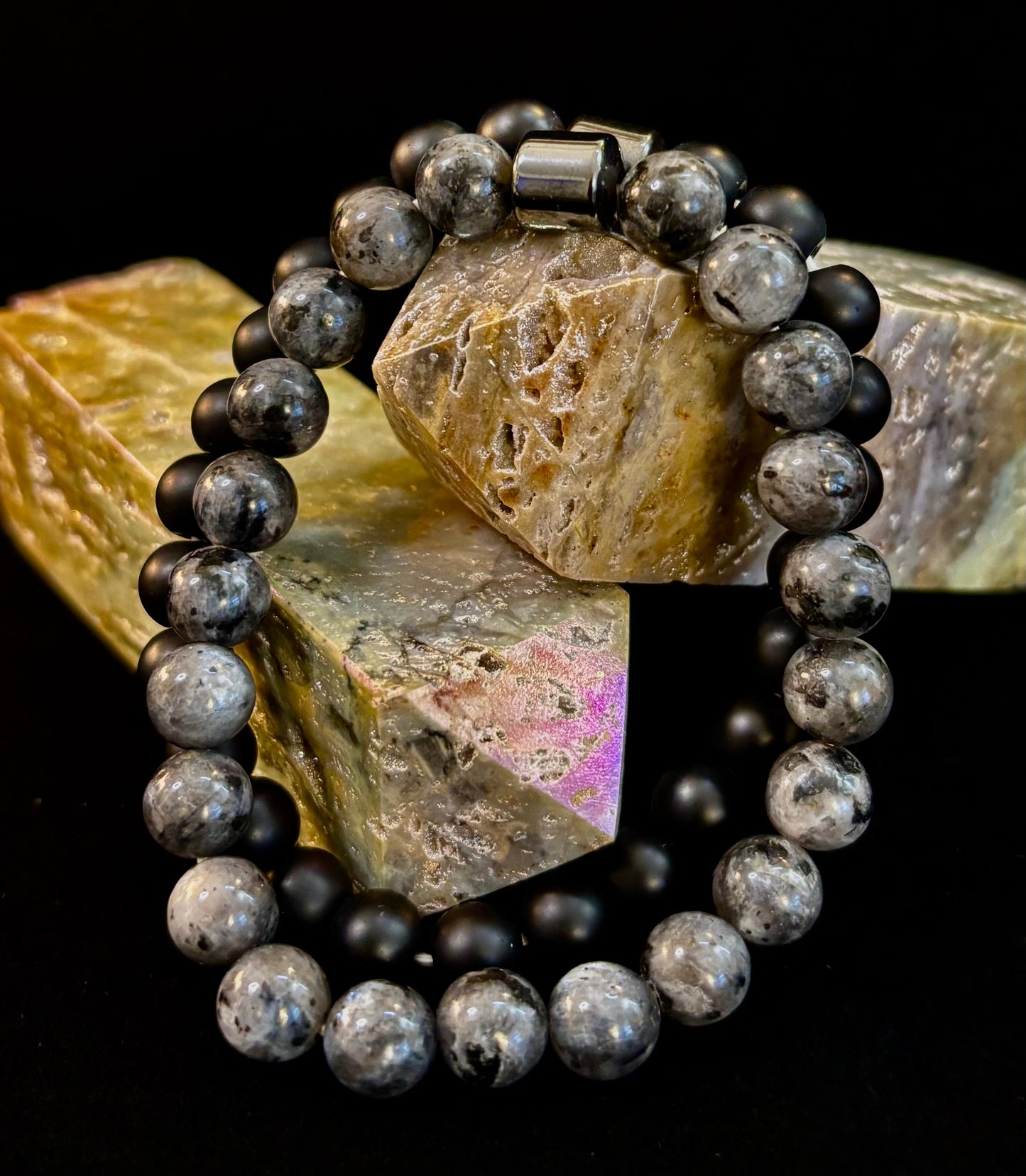 Conjunto de pulseras de imitación de piedra en negro y gris (juego de 2)
