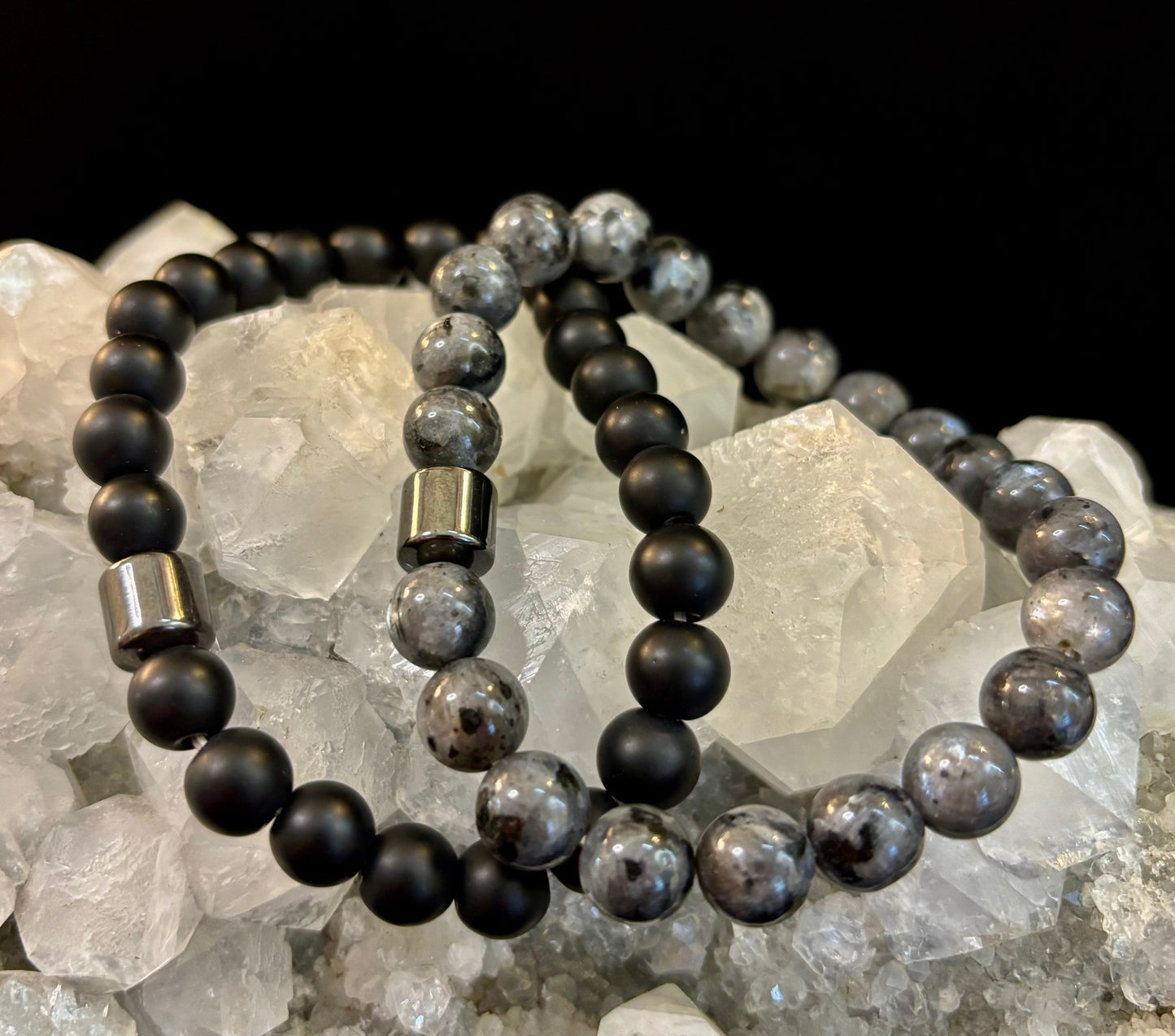 Conjunto de pulseras de imitación de piedra en negro y gris (juego de 2)