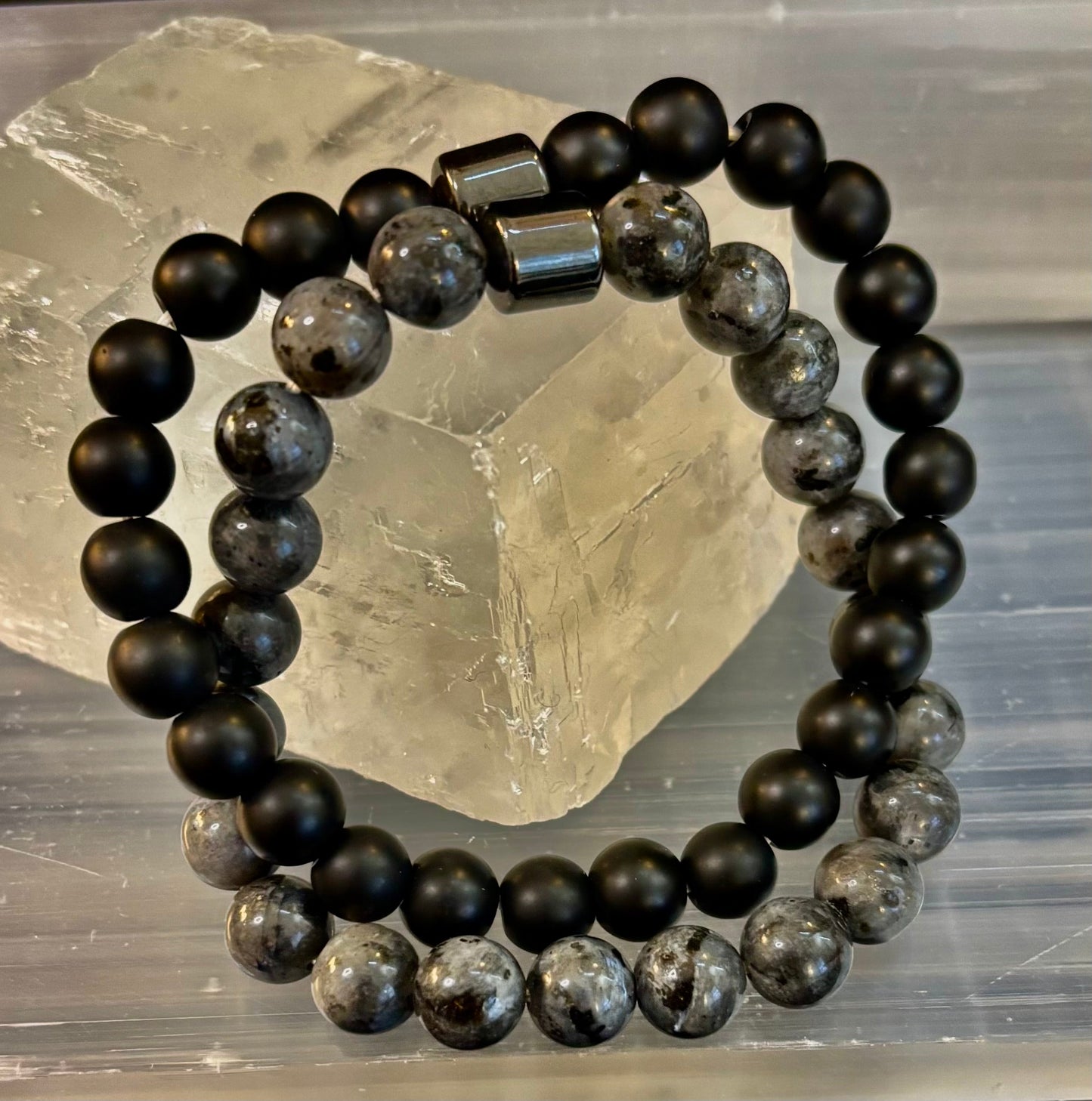 Conjunto de pulseras de imitación de piedra en negro y gris (juego de 2)