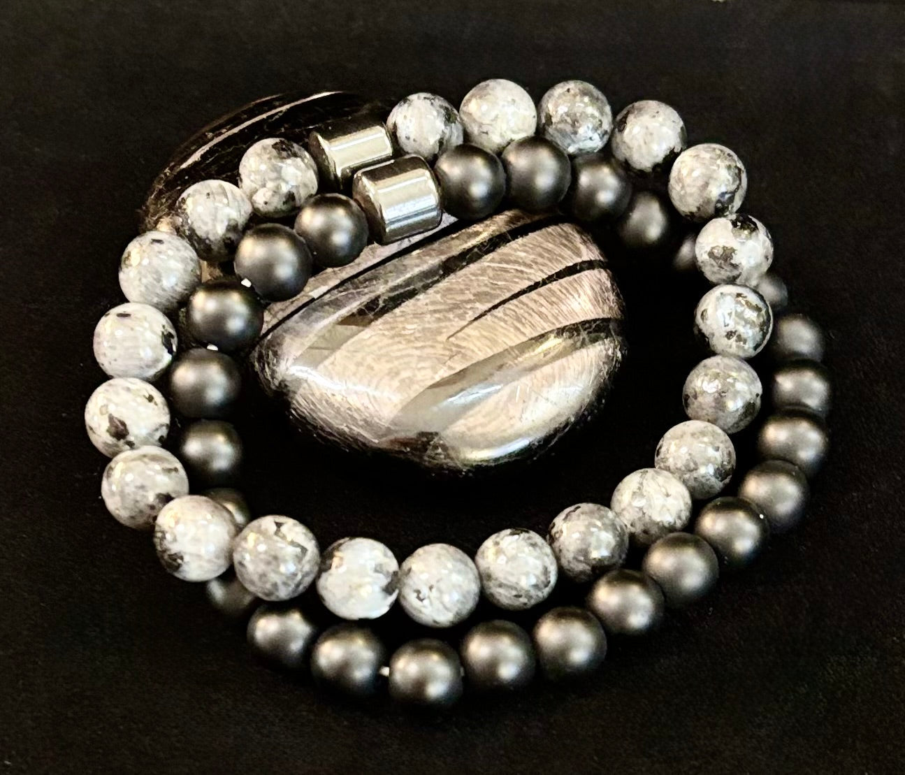 Conjunto de pulseras de imitación de piedra en negro y gris (juego de 2)