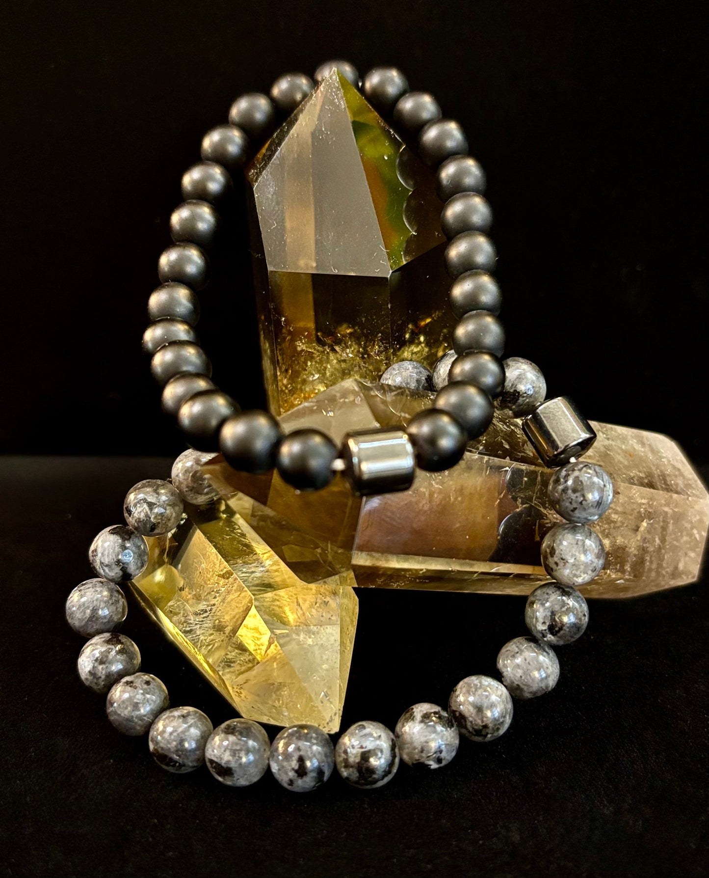 Conjunto de pulseras de imitación de piedra en negro y gris (juego de 2)