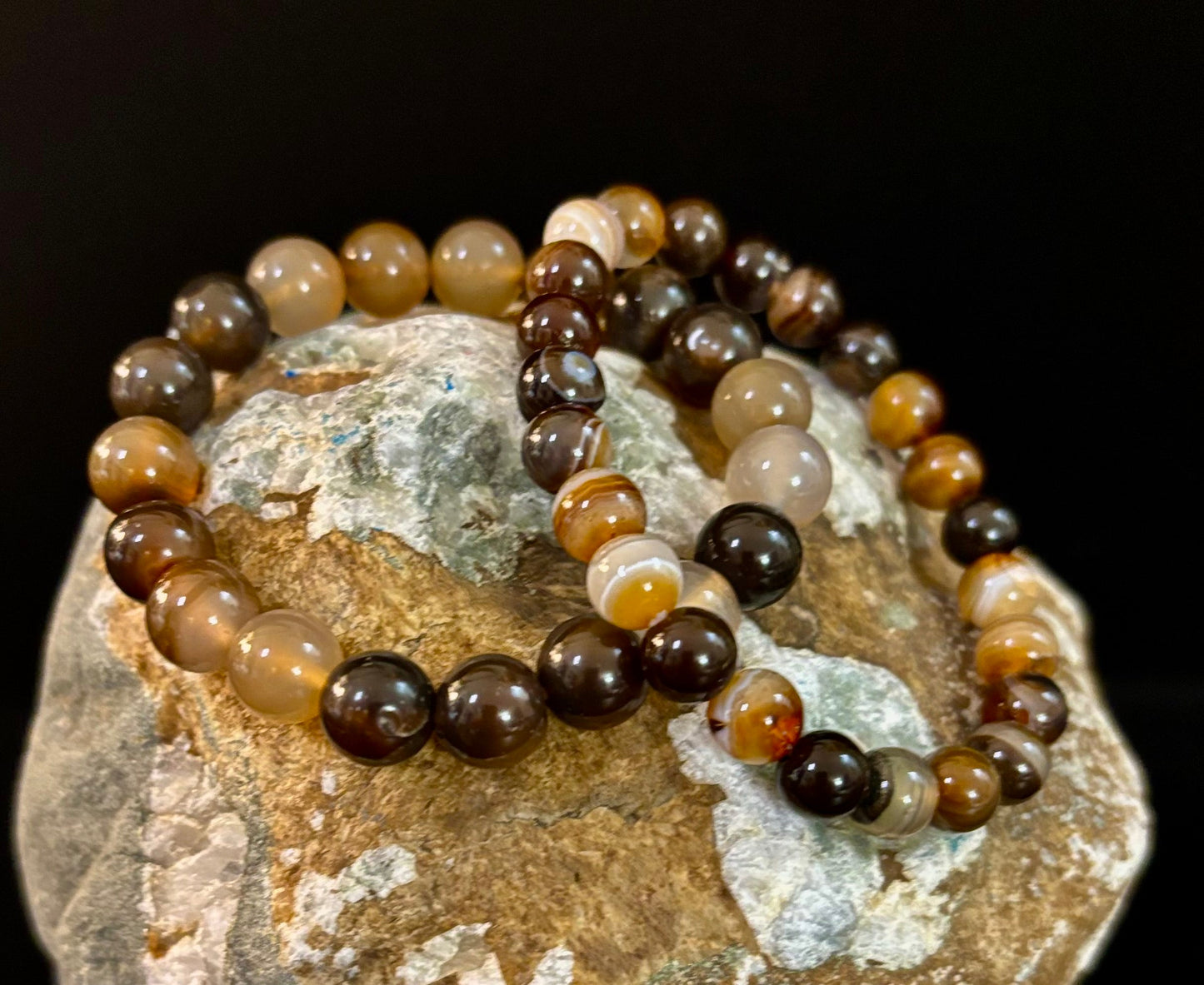 Pulsera Energética de Ágata Rayada Café – Infundida con Reiki | 8mm o 10mm (Muñecas Medianas)