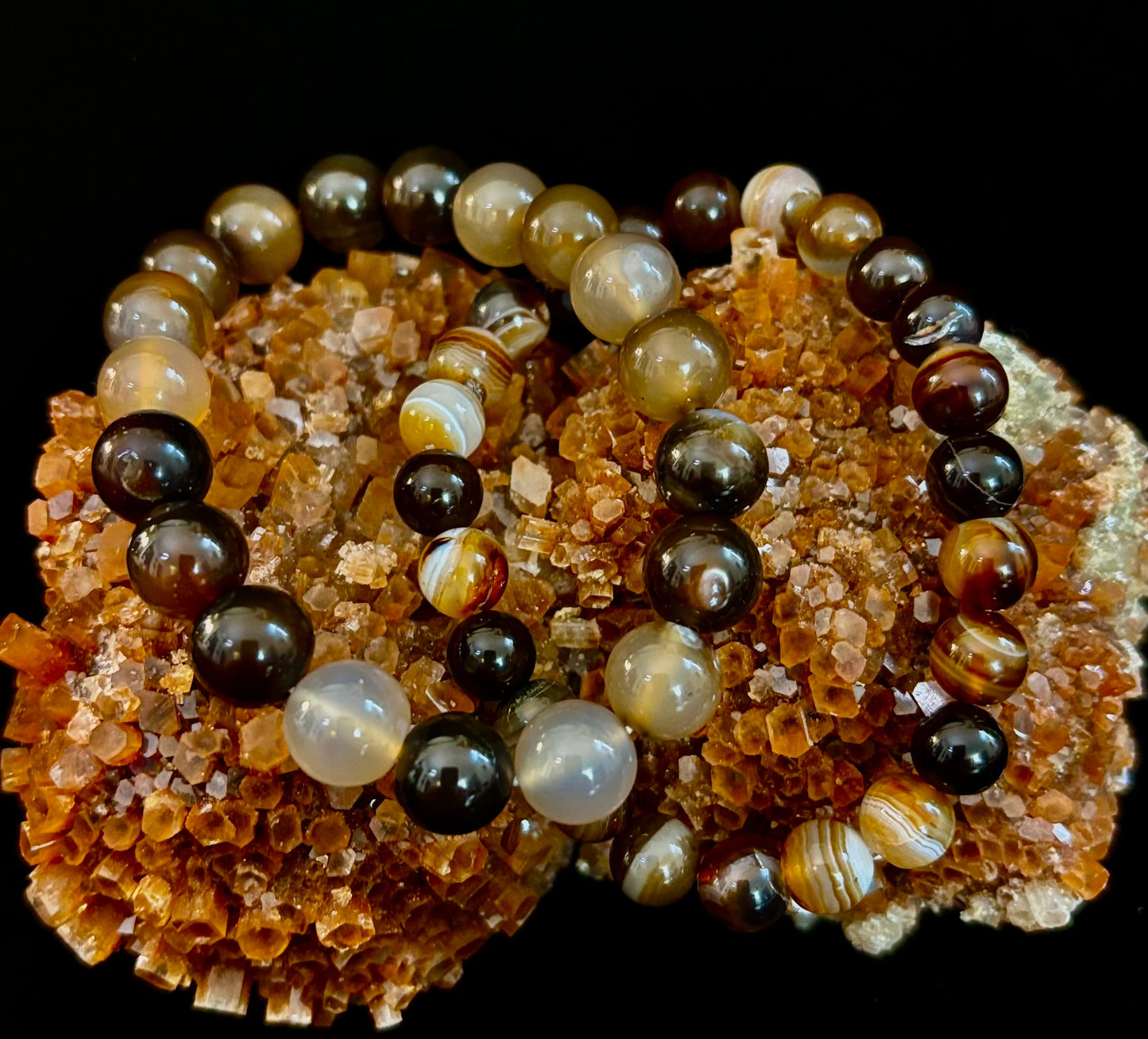 Pulsera Energética de Ágata Rayada Café – Infundida con Reiki | 8mm o 10mm (Muñecas Medianas)
