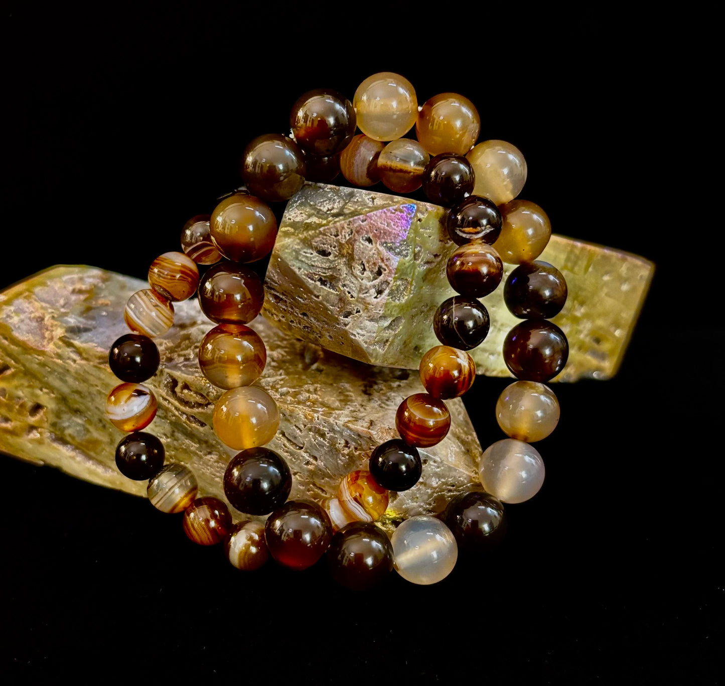 Pulsera Energética de Ágata Rayada Café – Infundida con Reiki | 8mm o 10mm (Muñecas Medianas)