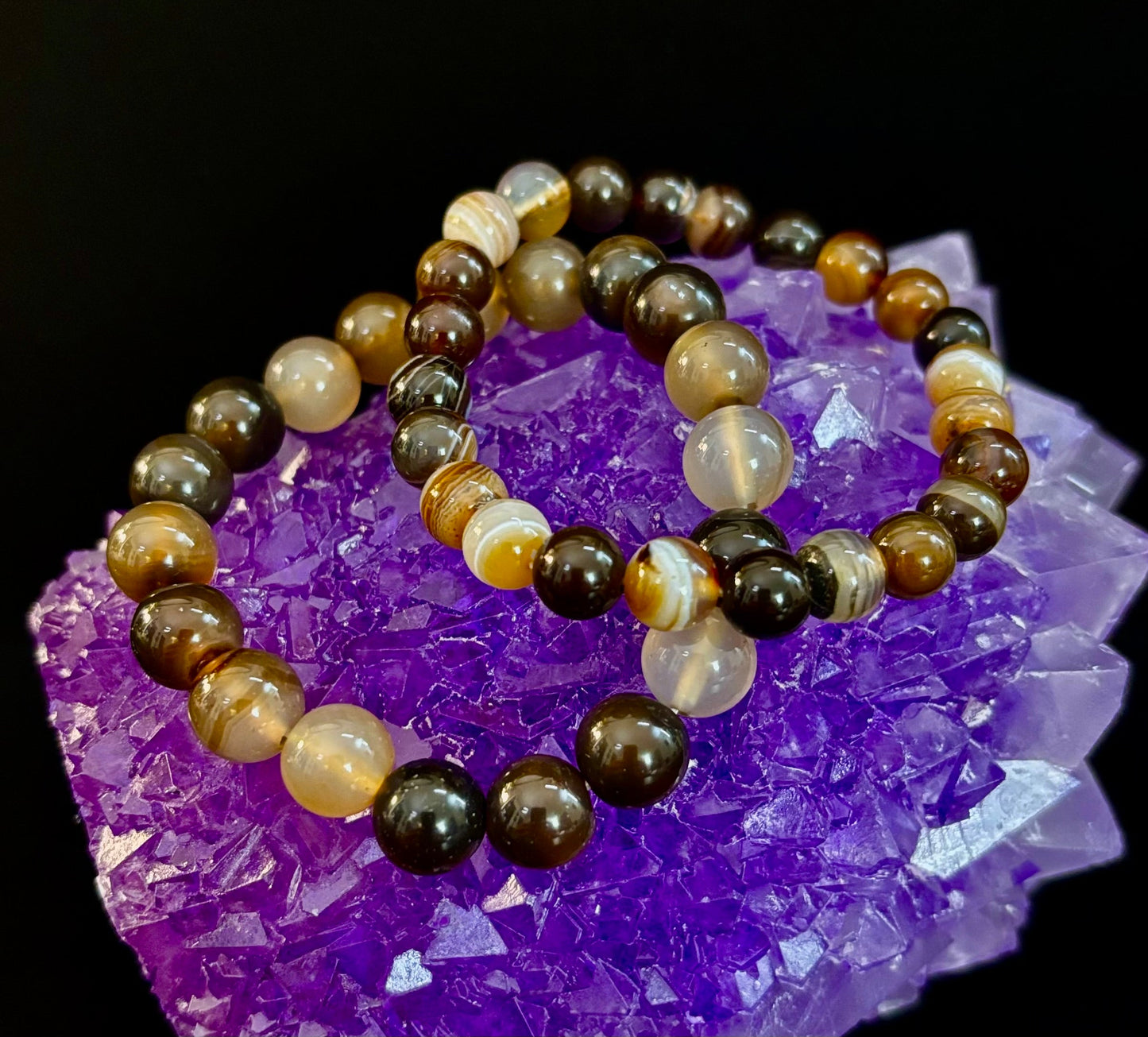 Pulsera Energética de Ágata Rayada Café – Infundida con Reiki | 8mm o 10mm (Muñecas Medianas)