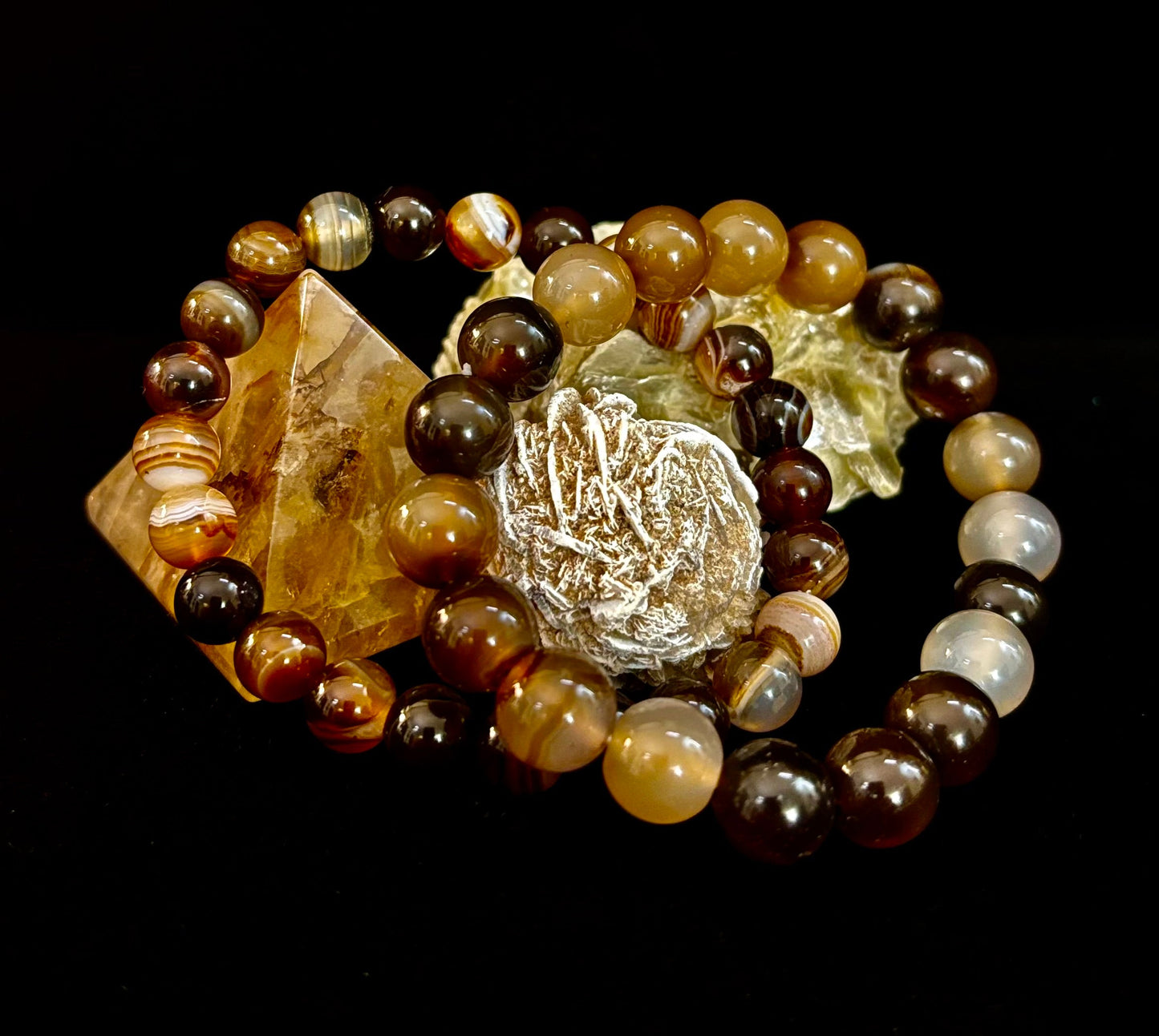 Pulsera Energética de Ágata Rayada Café – Infundida con Reiki | 8mm o 10mm (Muñecas Medianas)