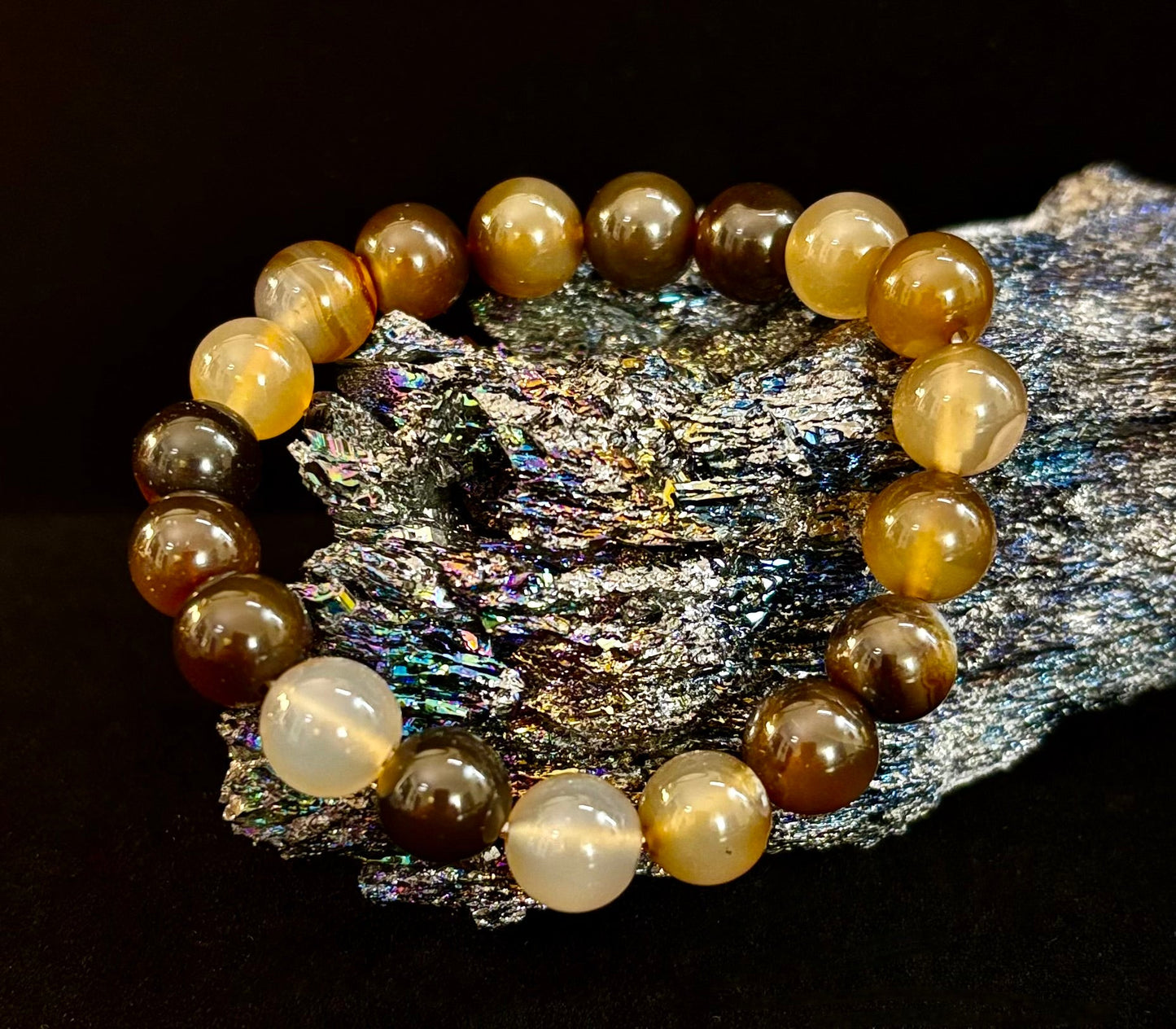 Pulsera Energética de Ágata Rayada Café – Infundida con Reiki | 8mm o 10mm (Muñecas Medianas)
