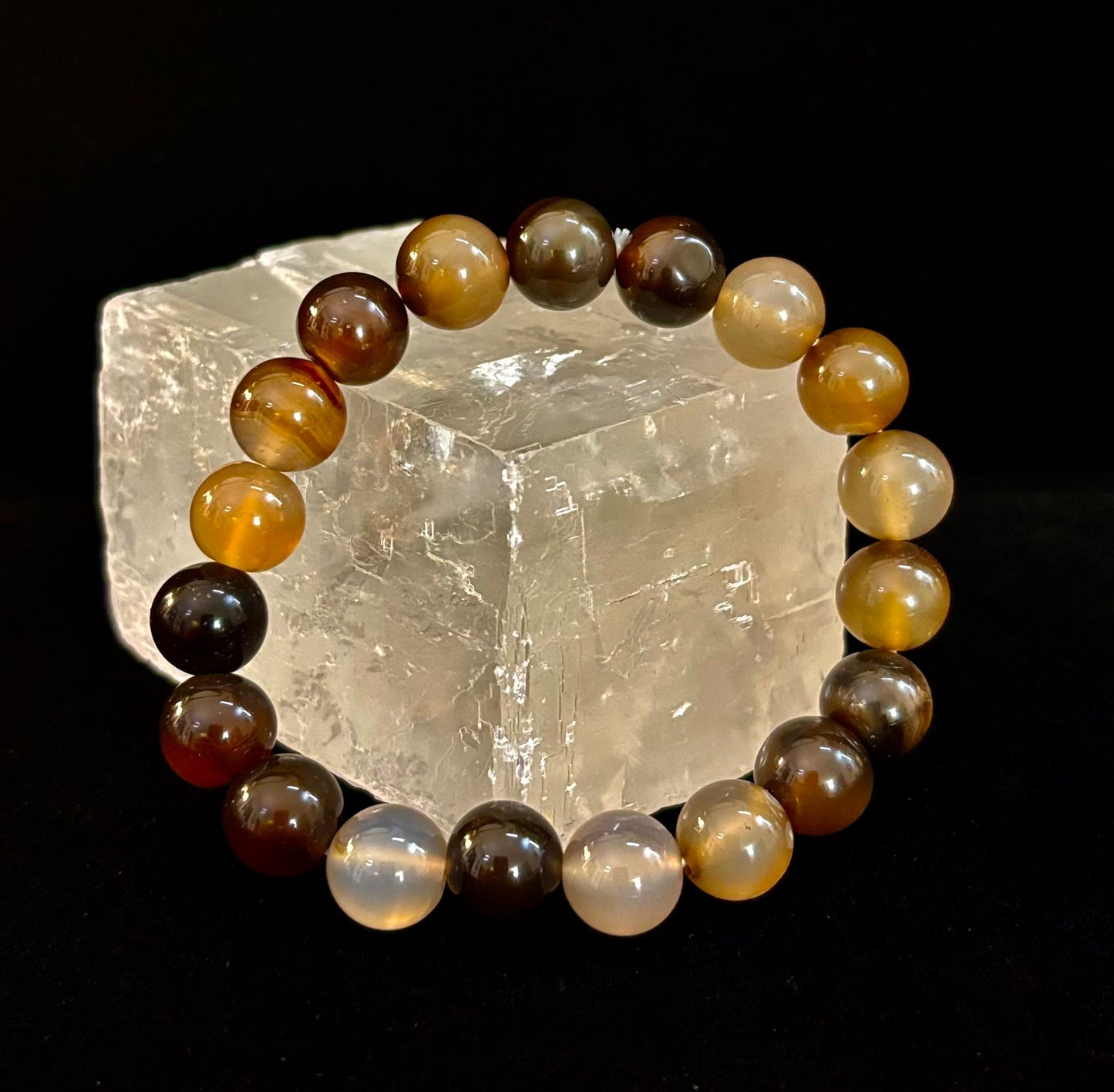Pulsera Energética de Ágata Rayada Café – Infundida con Reiki | 8mm o 10mm (Muñecas Medianas)
