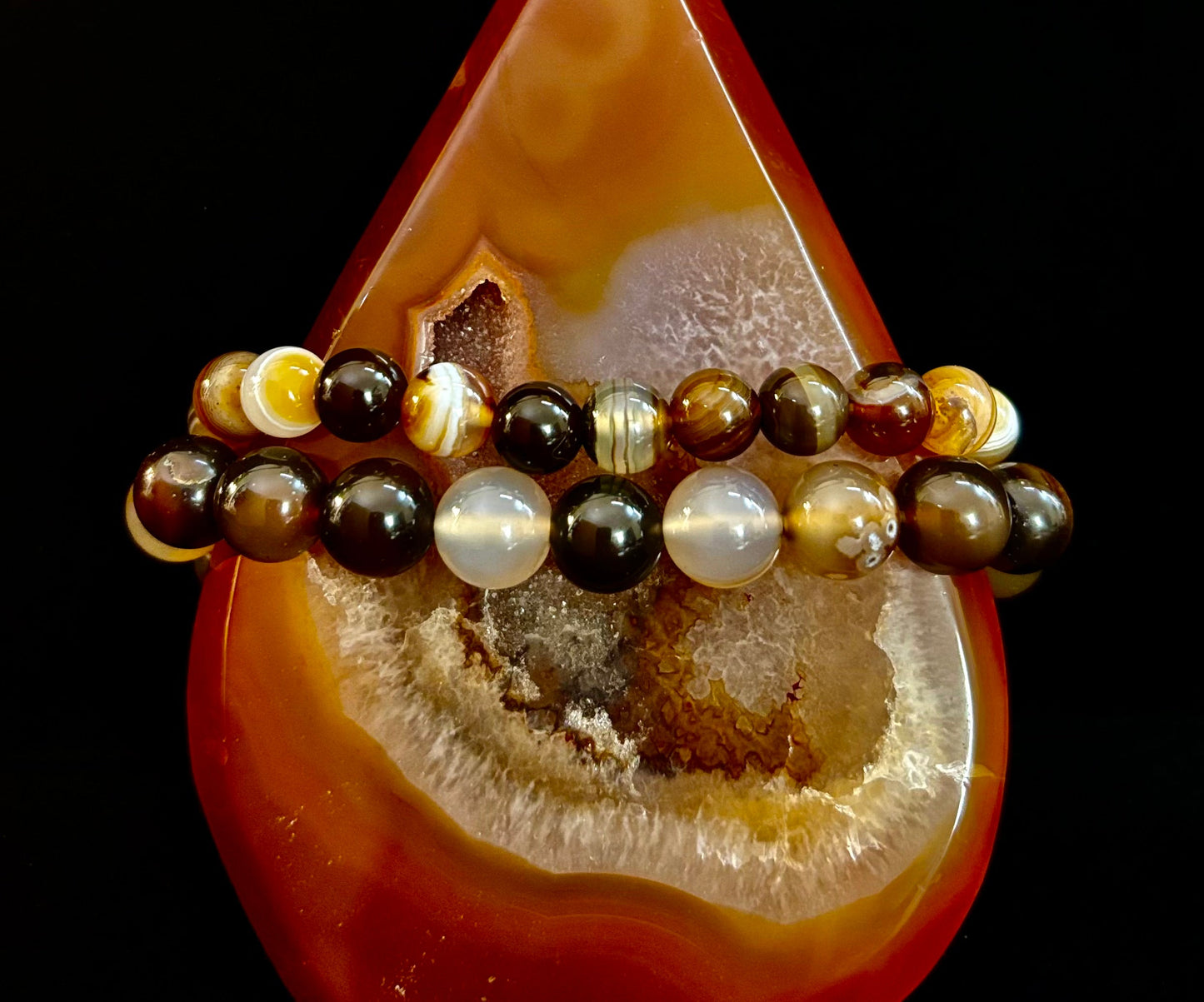 Pulsera Energética de Ágata Rayada Café – Infundida con Reiki | 8mm o 10mm (Muñecas Medianas)