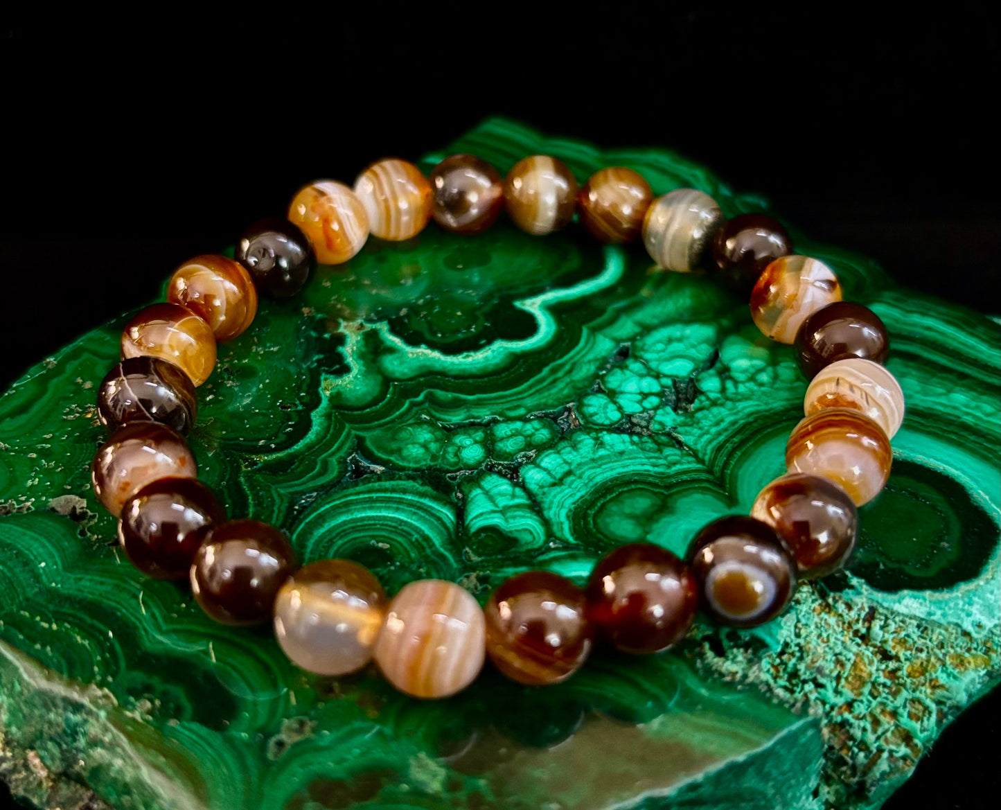 Pulsera Energética de Ágata Rayada Café – Infundida con Reiki | 8mm o 10mm (Muñecas Medianas)