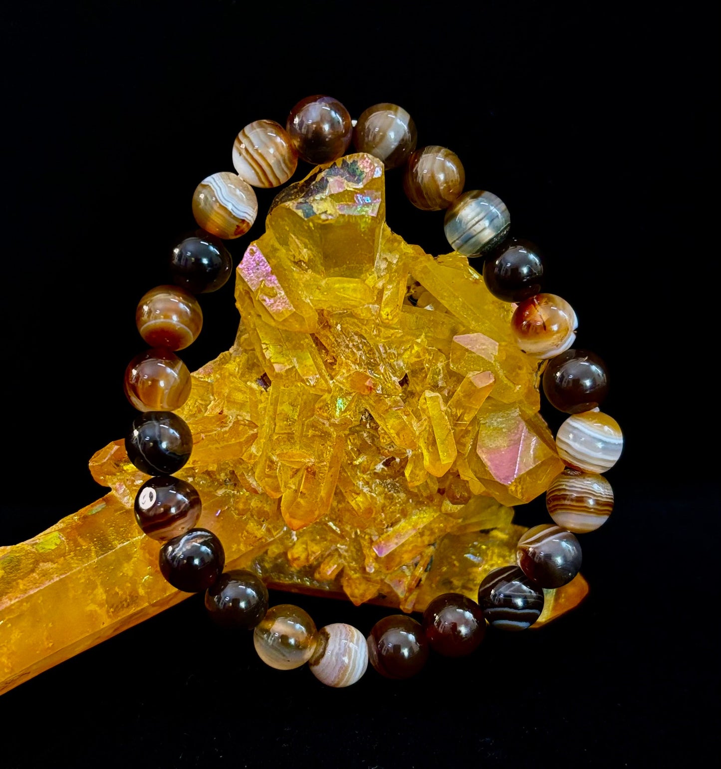 Pulsera Energética de Ágata Rayada Café – Infundida con Reiki | 8mm o 10mm (Muñecas Medianas)