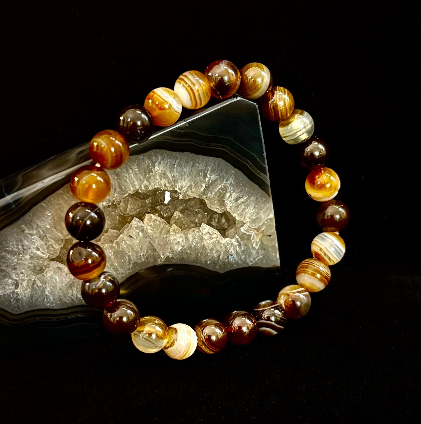 Pulsera Energética de Ágata Rayada Café – Infundida con Reiki | 8mm o 10mm (Muñecas Medianas)