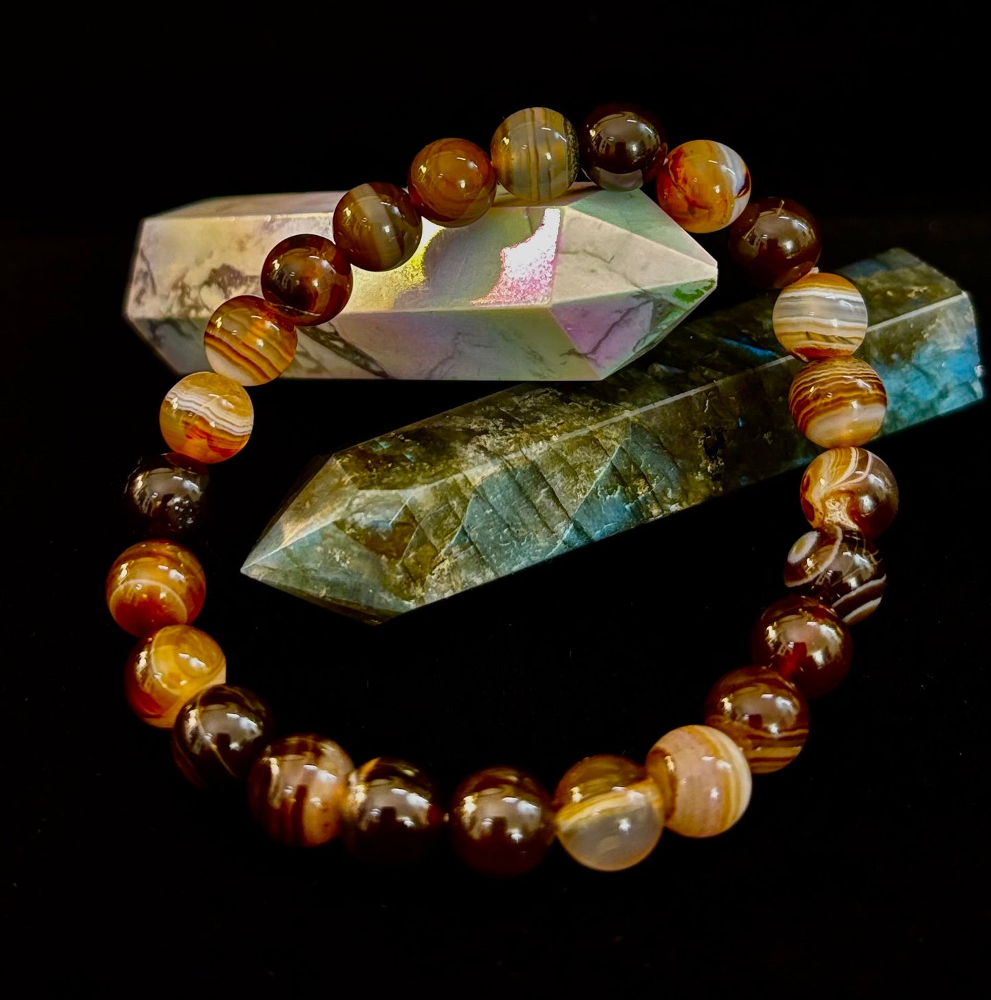 Pulsera Energética de Ágata Rayada Café – Infundida con Reiki | 8mm o 10mm (Muñecas Medianas)