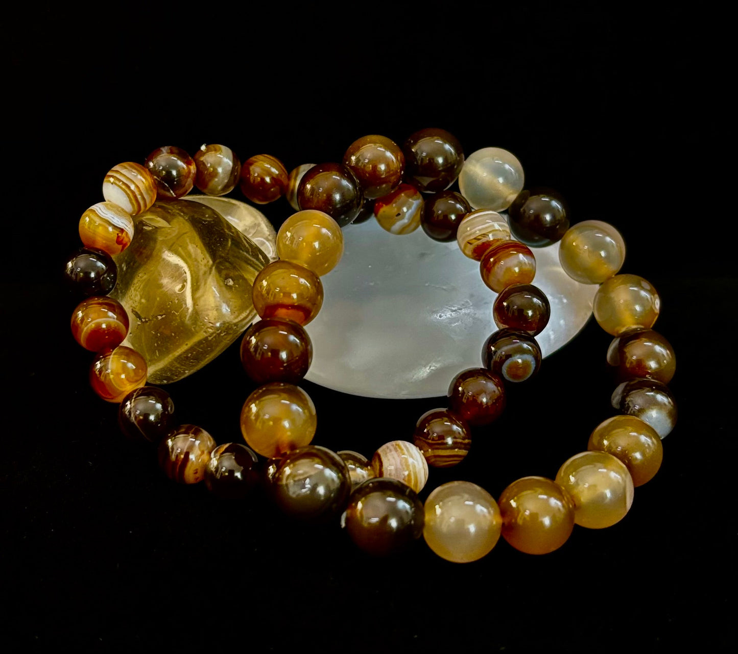 Pulsera Energética de Ágata Rayada Café – Infundida con Reiki | 8mm o 10mm (Muñecas Medianas)