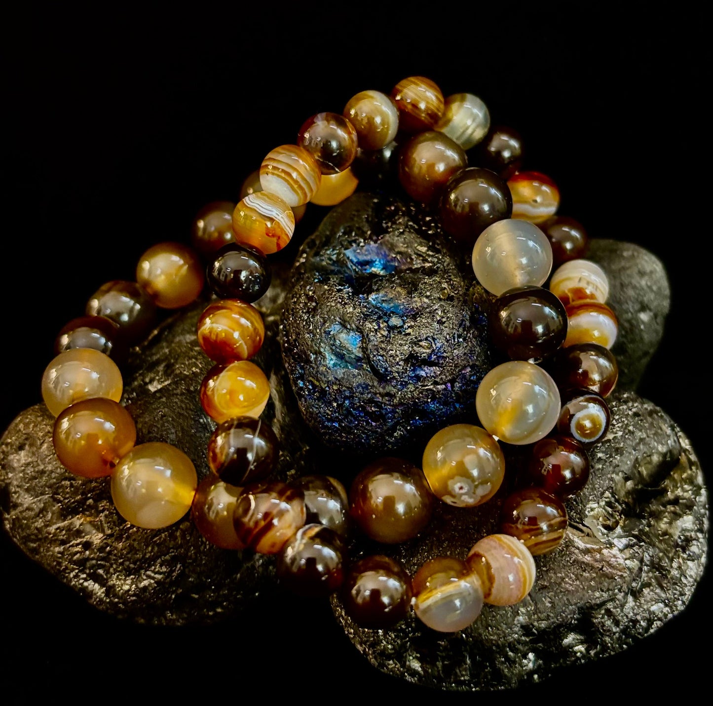 Pulsera Energética de Ágata Rayada Café – Infundida con Reiki | 8mm o 10mm (Muñecas Medianas)