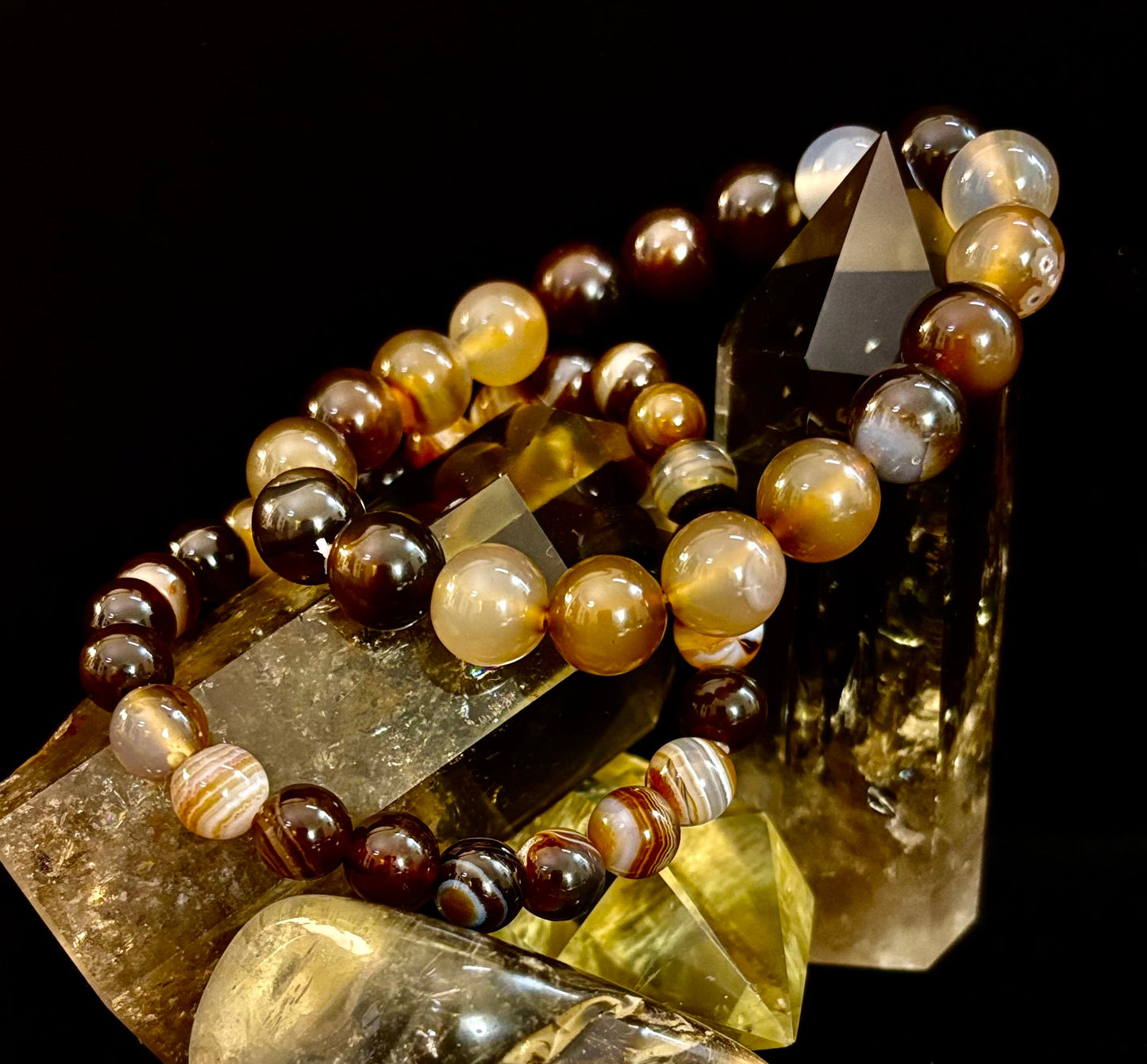 Pulsera Energética de Ágata Rayada Café – Infundida con Reiki | 8mm o 10mm (Muñecas Medianas)