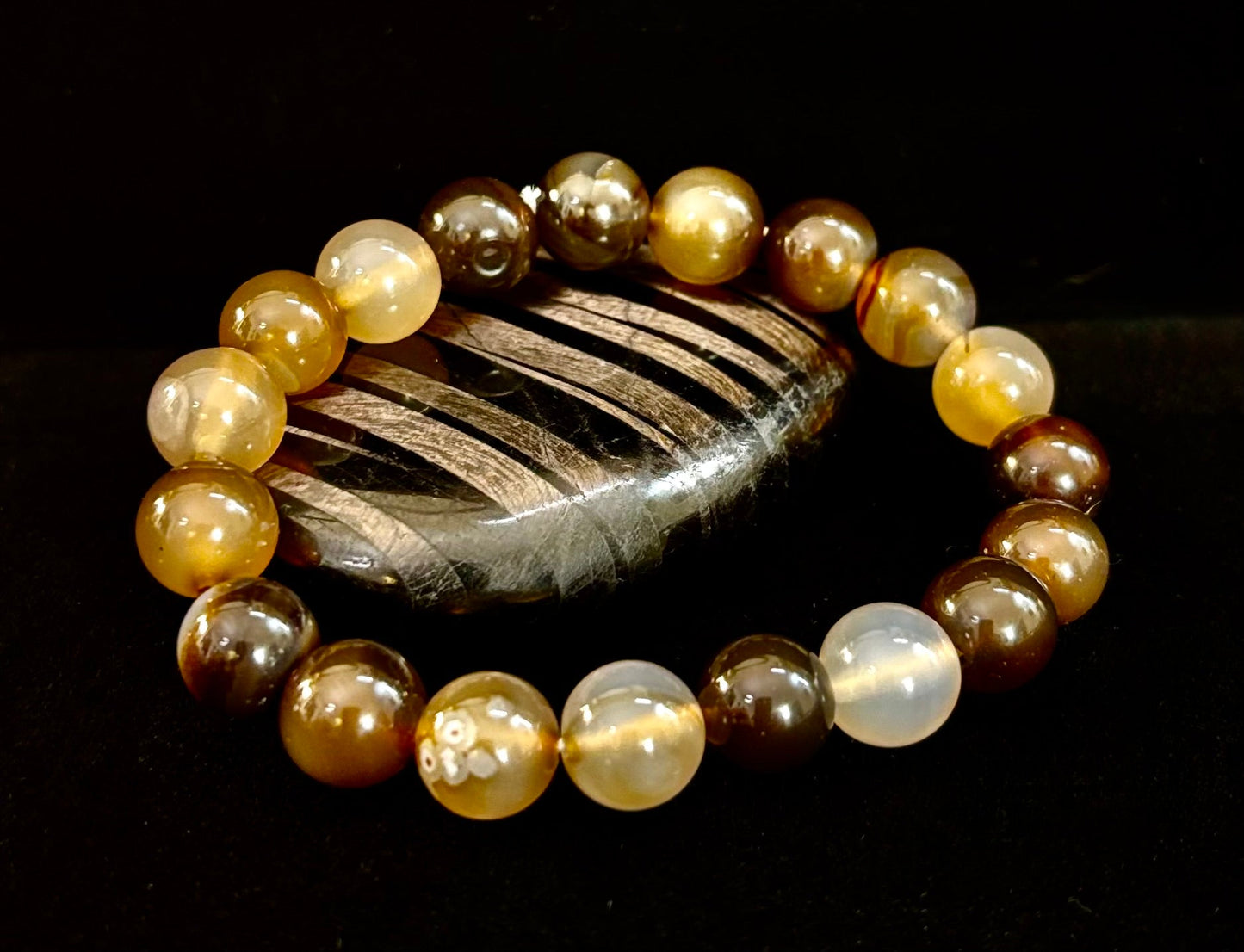 Pulsera Energética de Ágata Rayada Café – Infundida con Reiki | 8mm o 10mm (Muñecas Medianas)