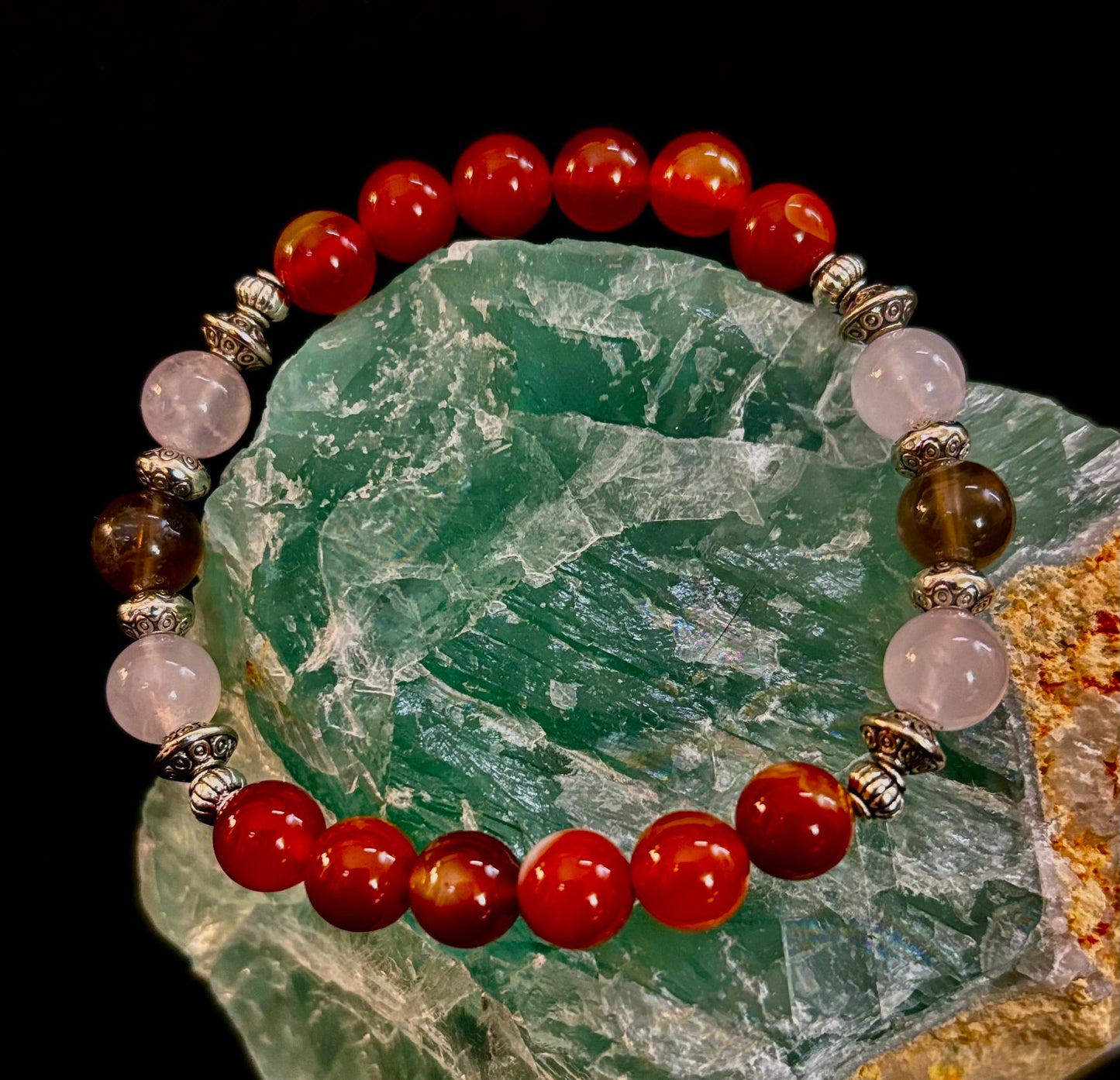 Pulsera con intención de apoyo para el duelo y la pérdida – Cornalina, cuarzo rosa y cuarzo ahumado con reiki
