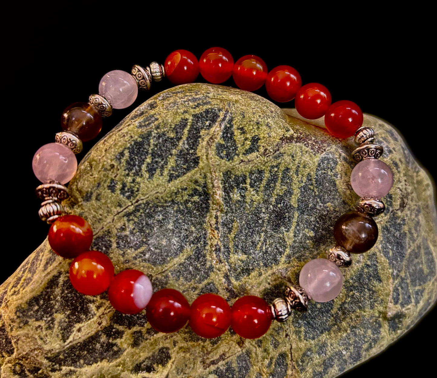 Pulsera con intención de apoyo para el duelo y la pérdida – Cornalina, cuarzo rosa y cuarzo ahumado con reiki