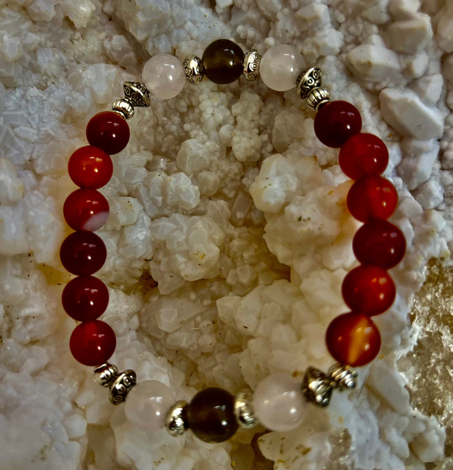 Pulsera con intención de apoyo para el duelo y la pérdida – Cornalina, cuarzo rosa y cuarzo ahumado con reiki