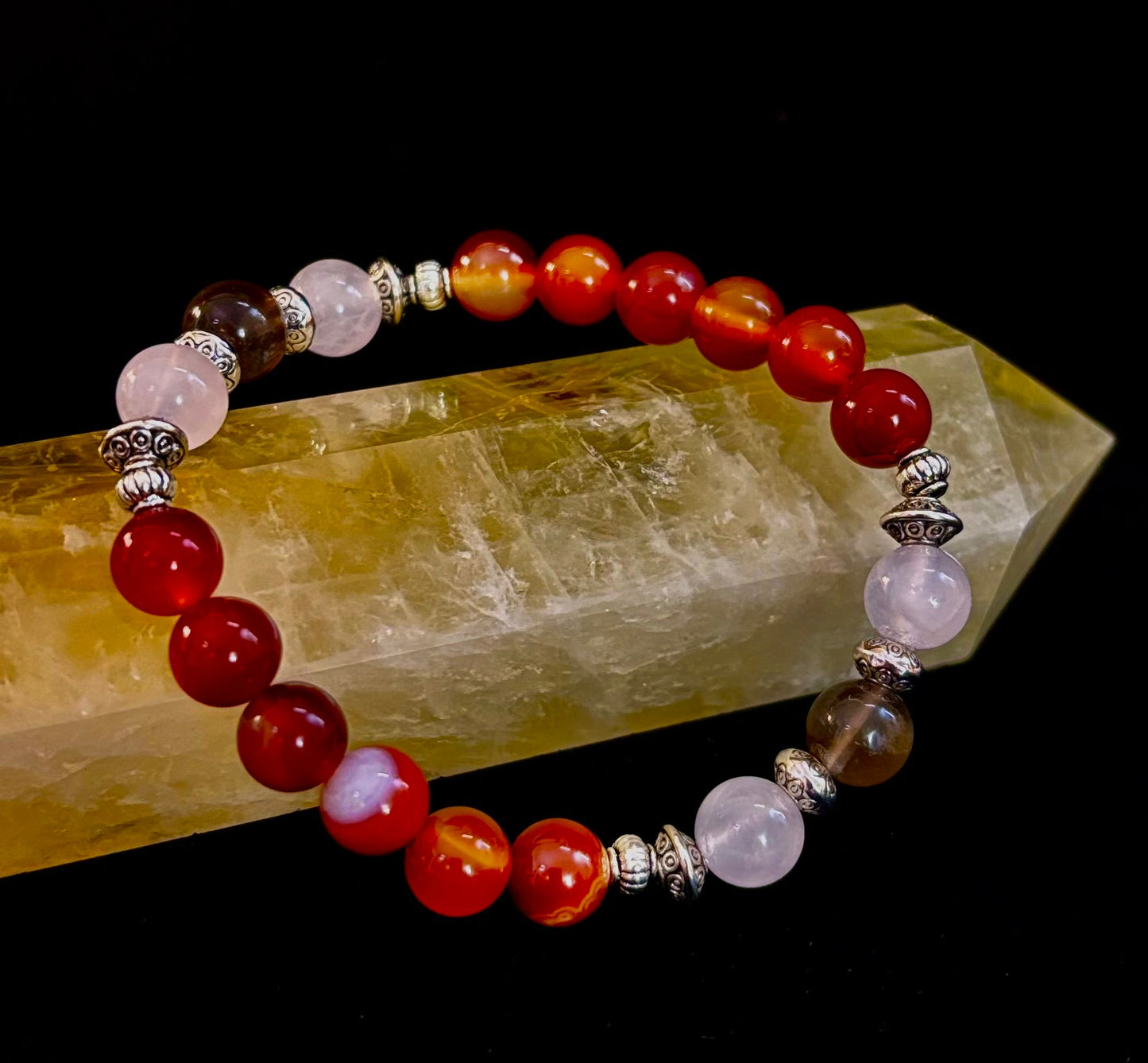 Pulsera con intención de apoyo para el duelo y la pérdida – Cornalina, cuarzo rosa y cuarzo ahumado con reiki